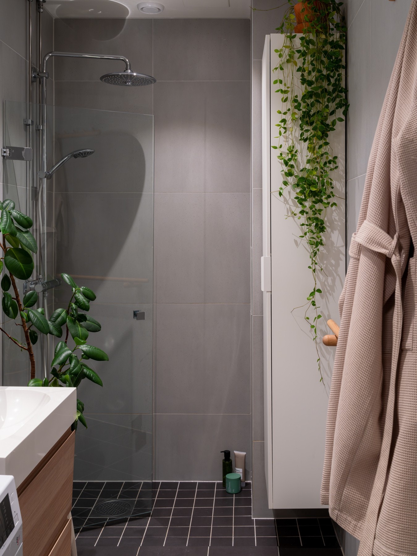 Det er innredet med baderomsmøbel med to skuffer og speilskap med belysning. Galleribilde