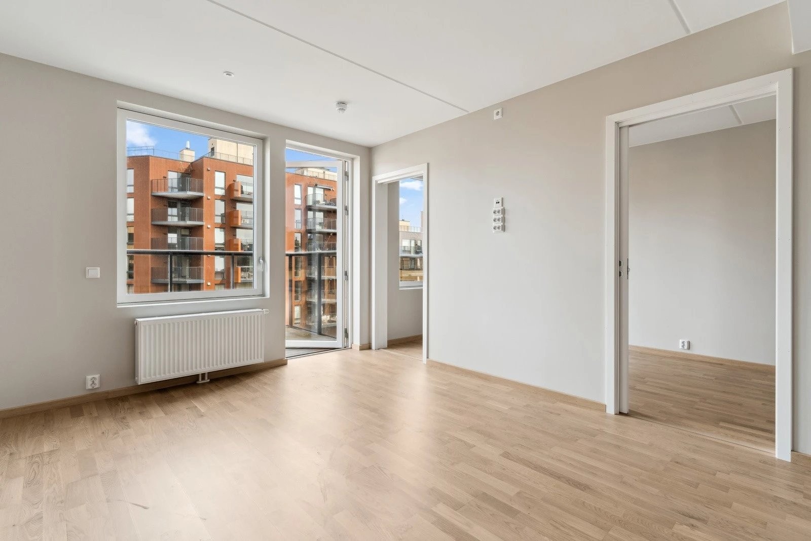 Stue mot balkong Galleribilde