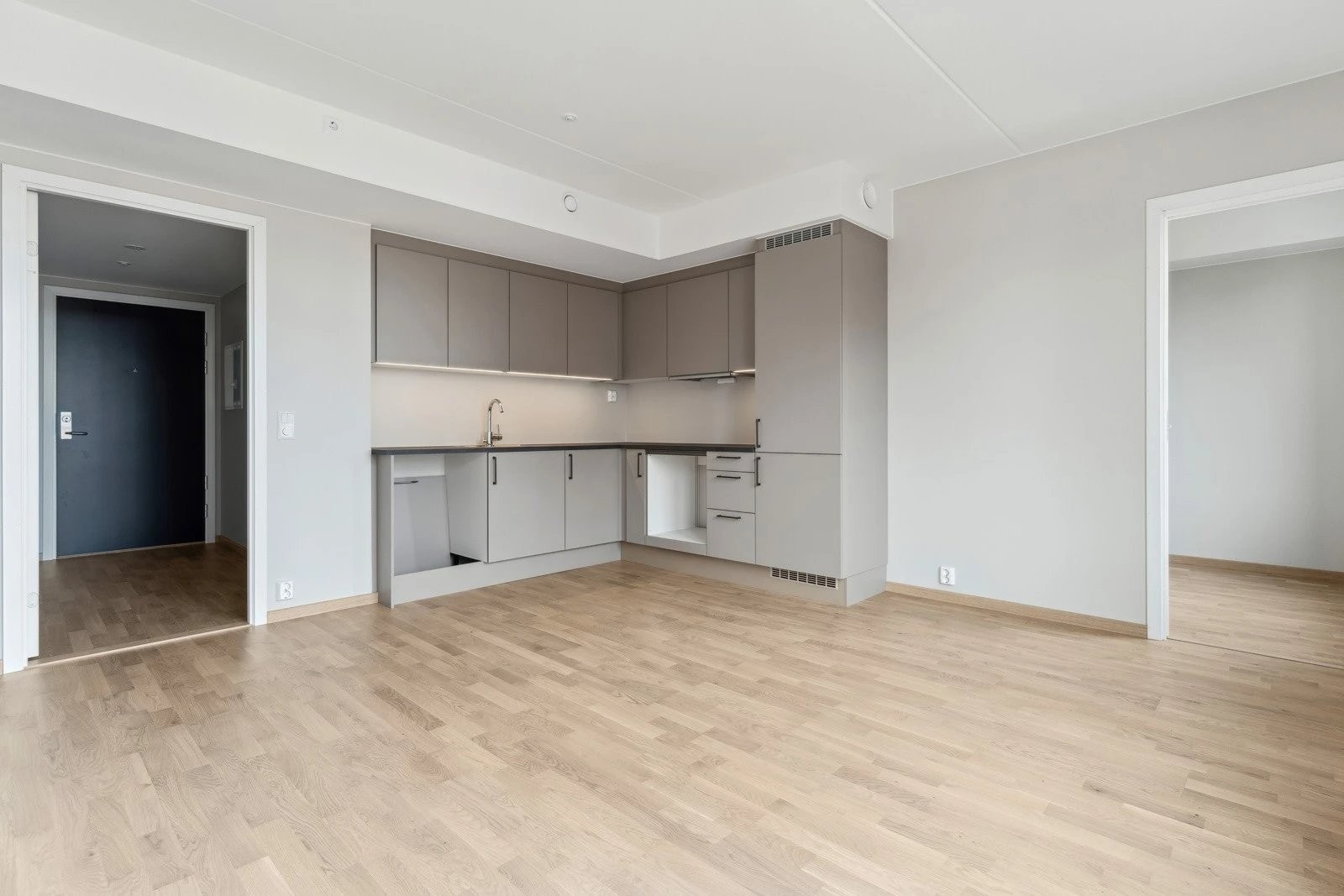 Åpen-kjøkken løsning. Det følger med integrerte hvitevarer og ferdig-monterte lamper Galleribilde