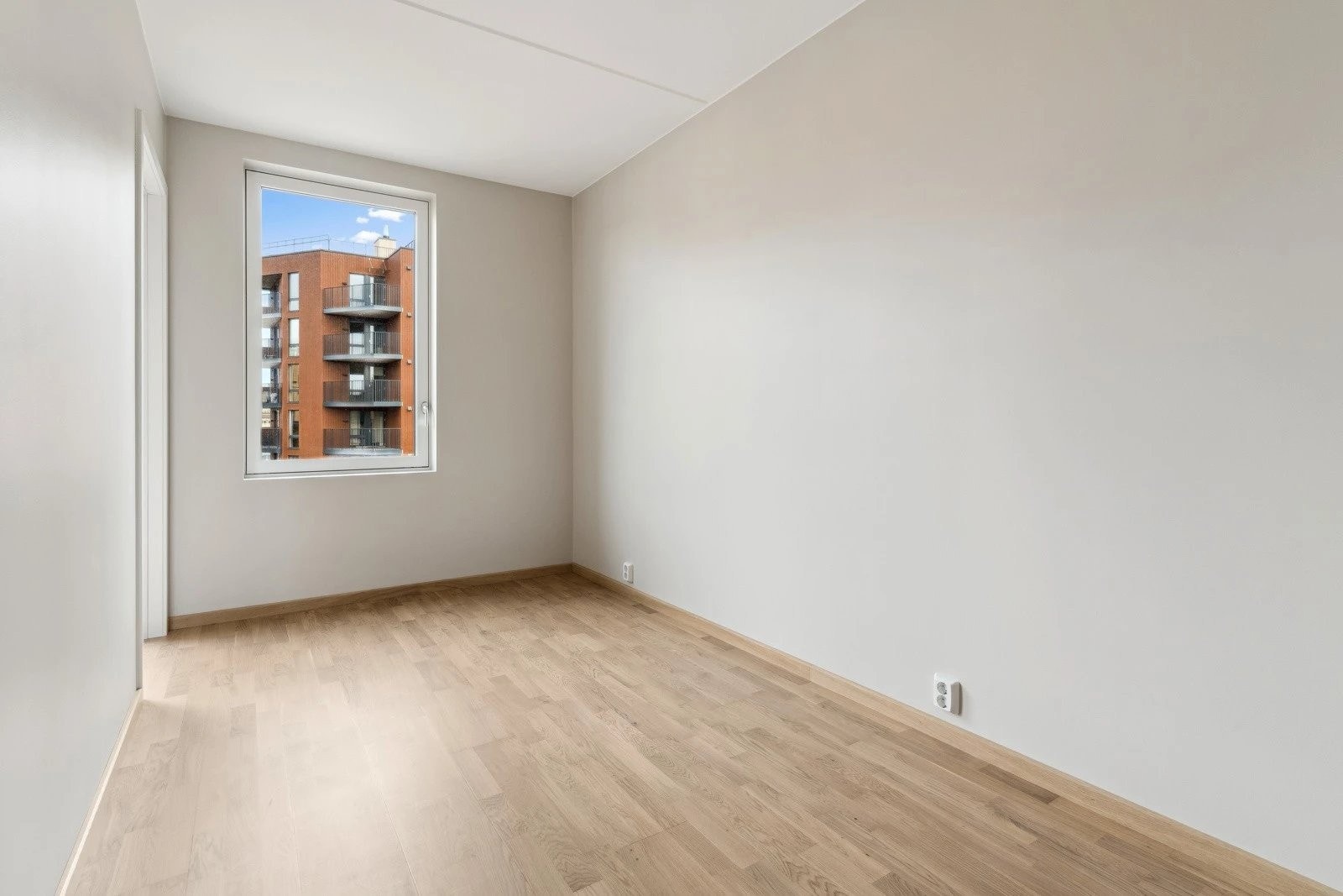 Soverom 1 med to innganger. Plass til seng på 180-190. Galleribilde