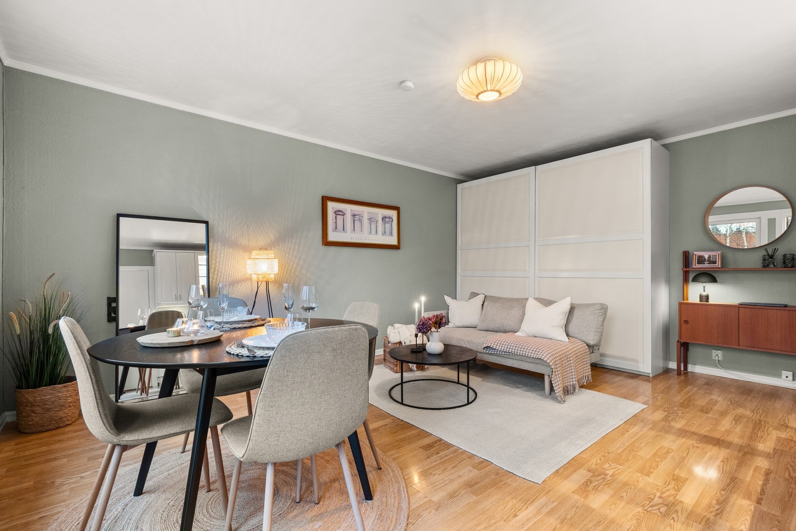 Rommets form gjør det enkelt å møblere med sofa, mediemøblement og spiseseksjon. Galleribilde