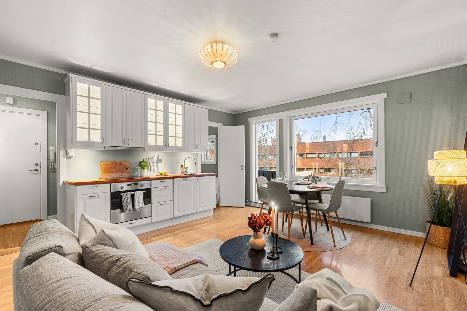 Kjøkkeninnredning fra IKEA (2010) med profilerte fronter og heltre benkeplate. Galleribilde