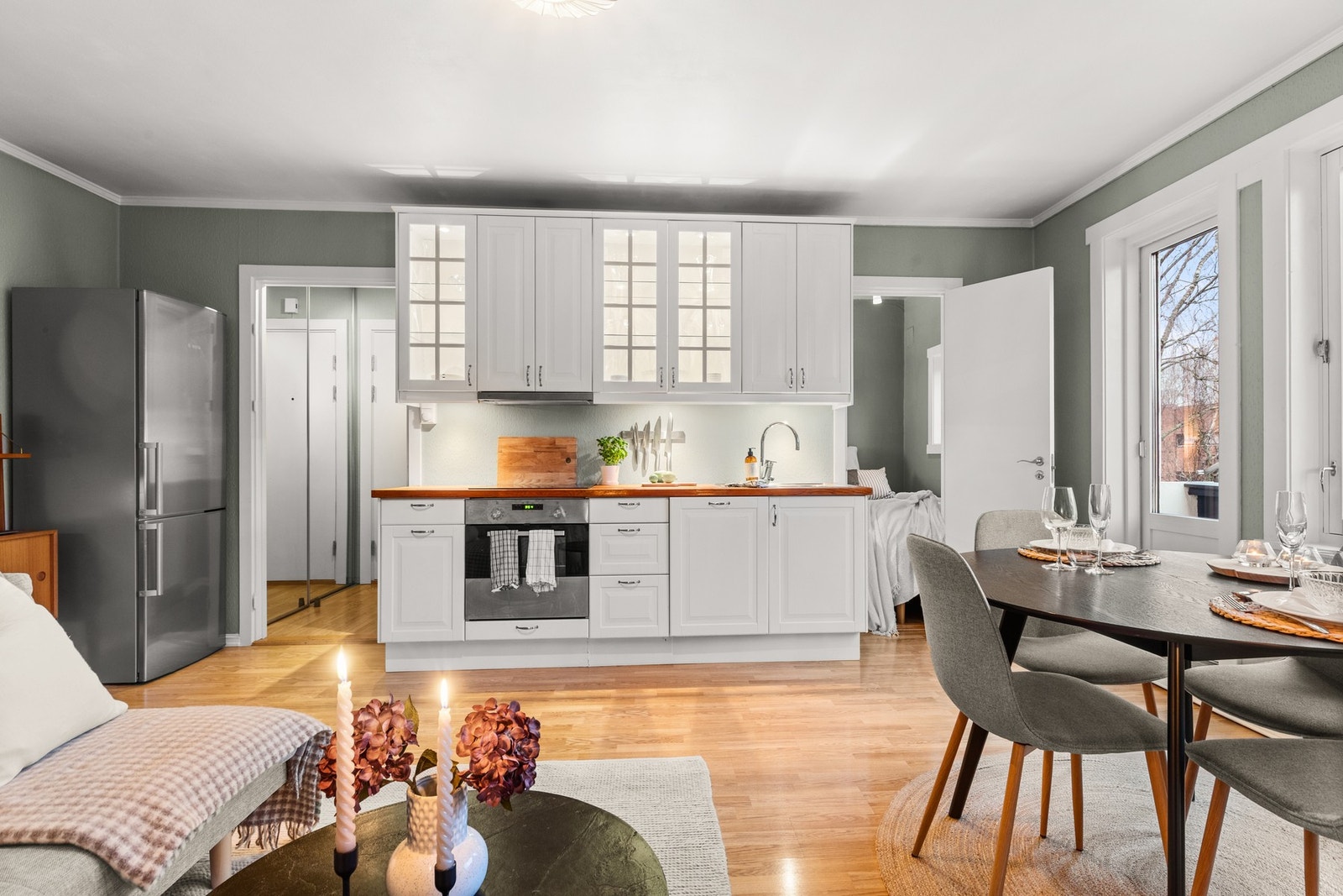 Funksjonelt kjøkken med god skap- og benkeplass. Galleribilde