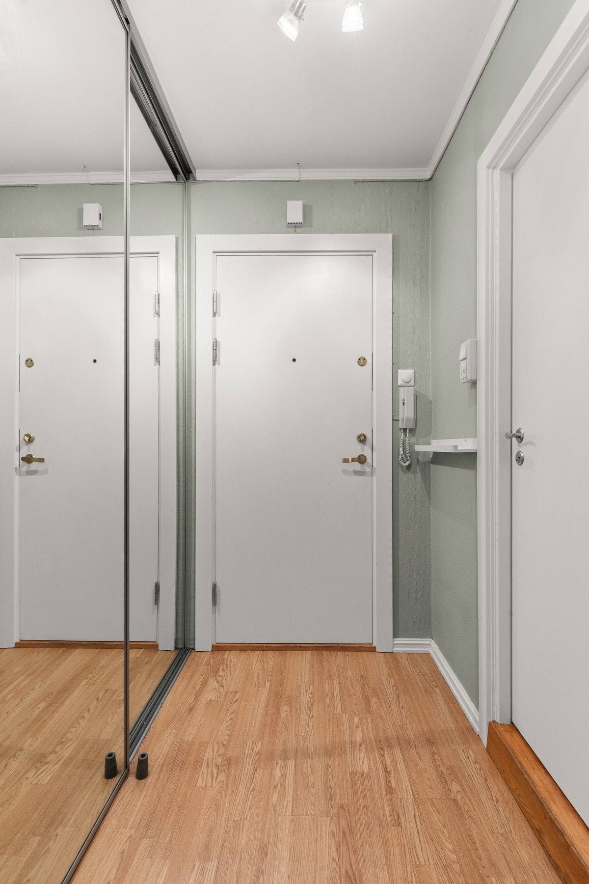 Ytterligere lagringsplass i garderobeskap. Galleribilde