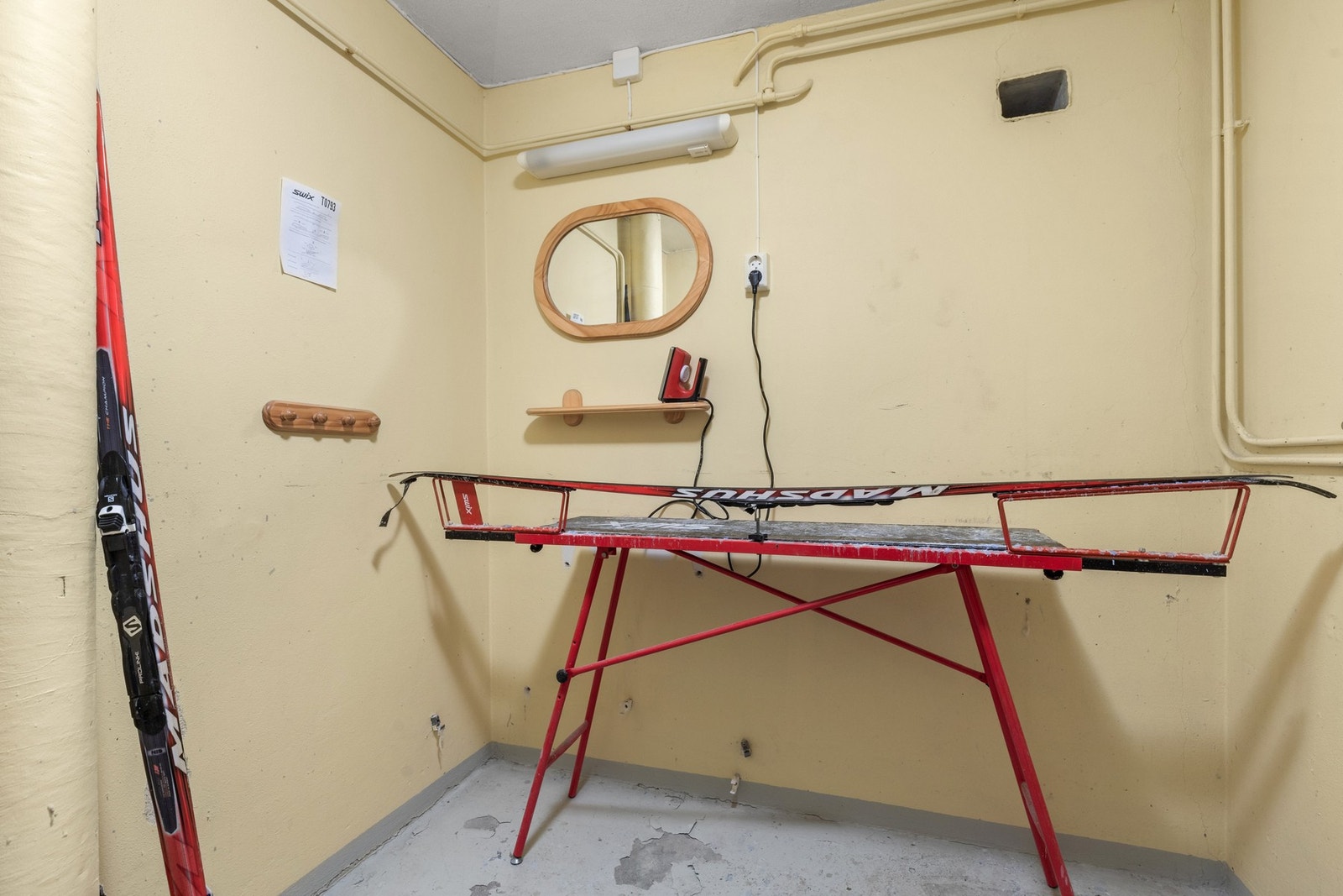 Borettslaget har eget smørerom for ski i samme oppgang som leiligheten. Galleribilde