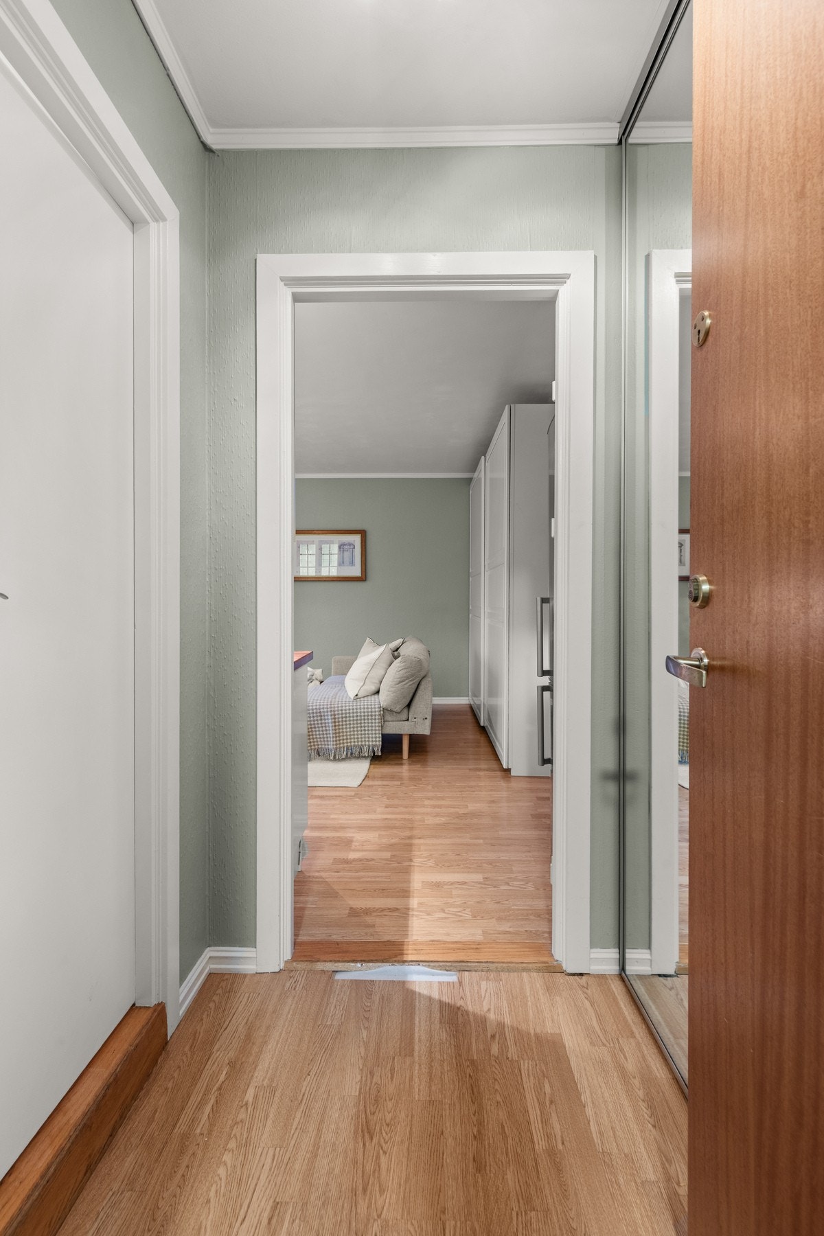 Praktisk entré med plass til yttertøy og sko. Galleribilde