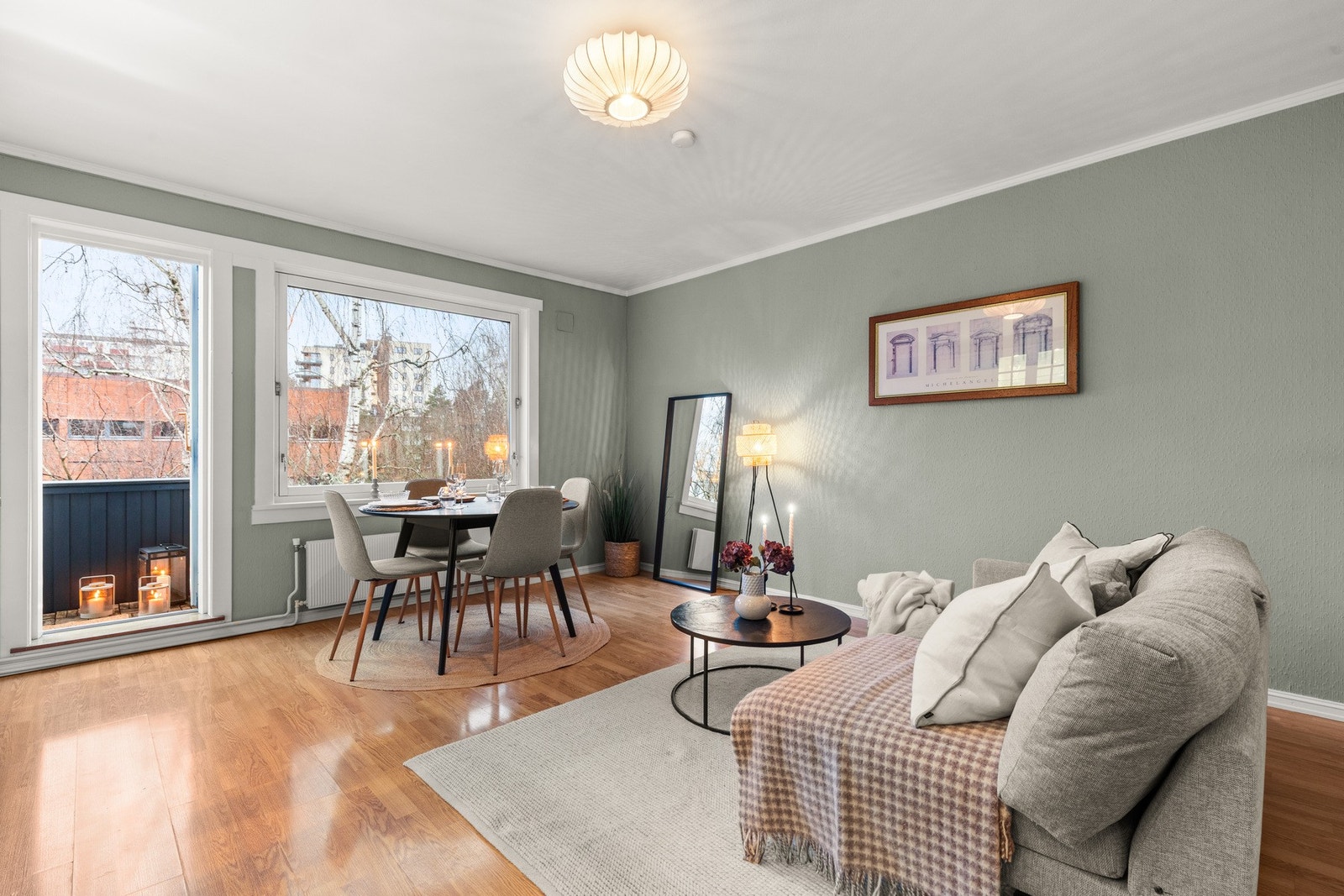 Store vestvendte vindusflater gir godt med naturlig lys. Galleribilde