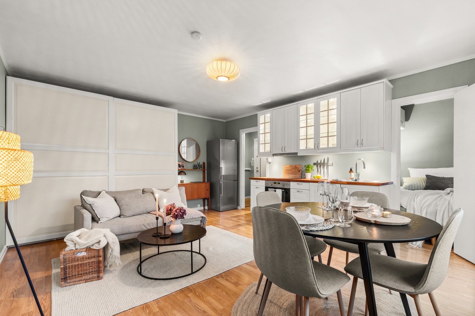 Integrerte hvitevarer bestående av stekeovn, induksjonstopp og oppvaskmaskin, samt plass for frittstående kjøl/frys. Galleribilde