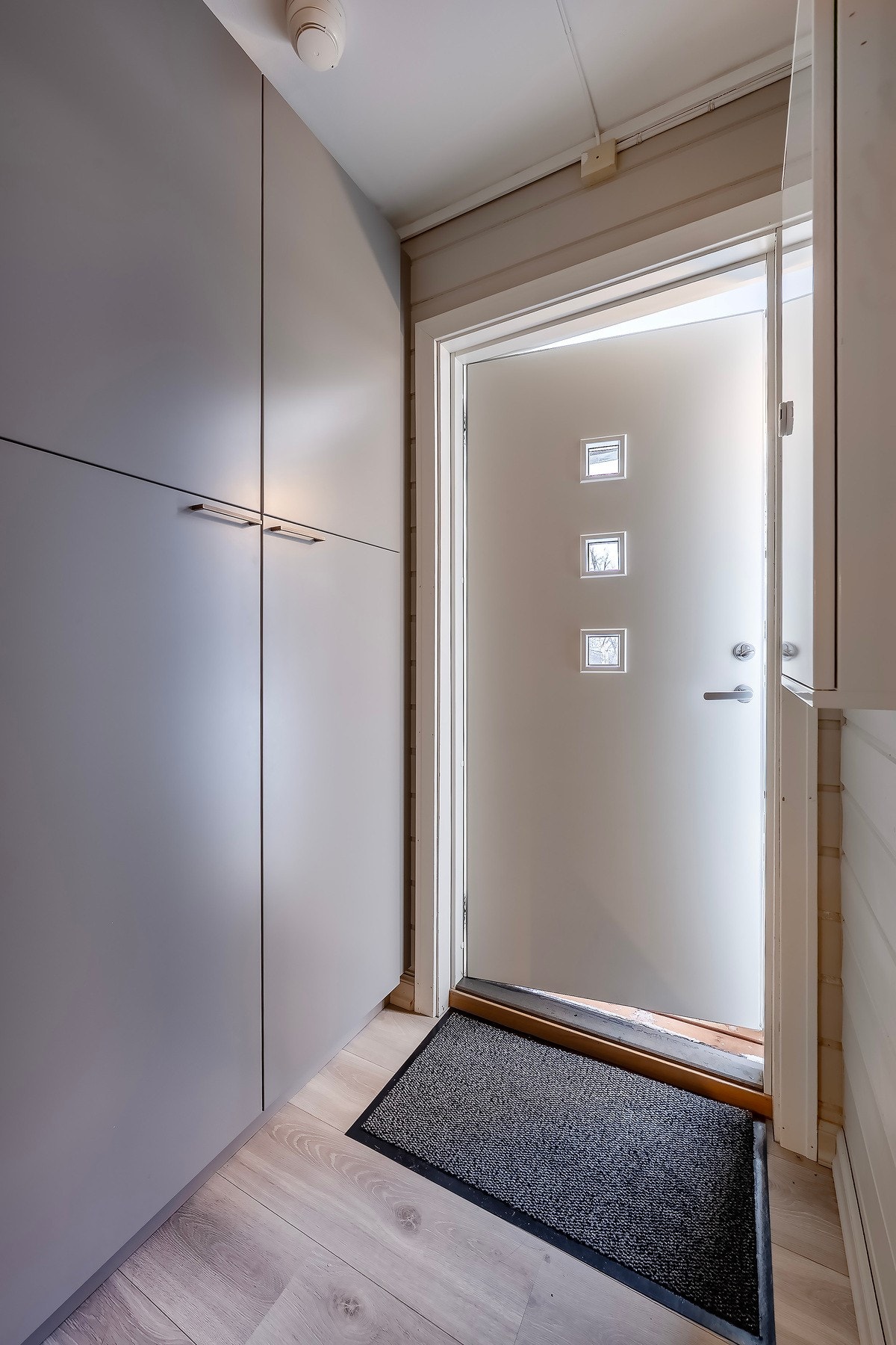 Innbydende entré med innredet garderobeskap. Galleribilde