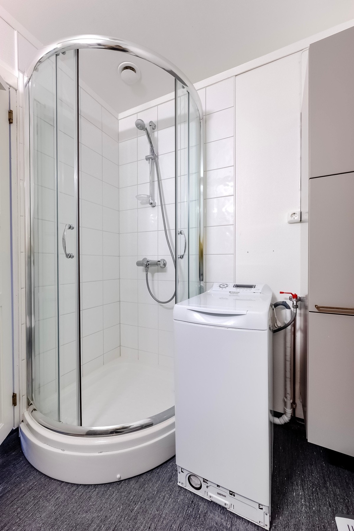 Det er opplegg til vaskemaskin i rommet. Galleribilde