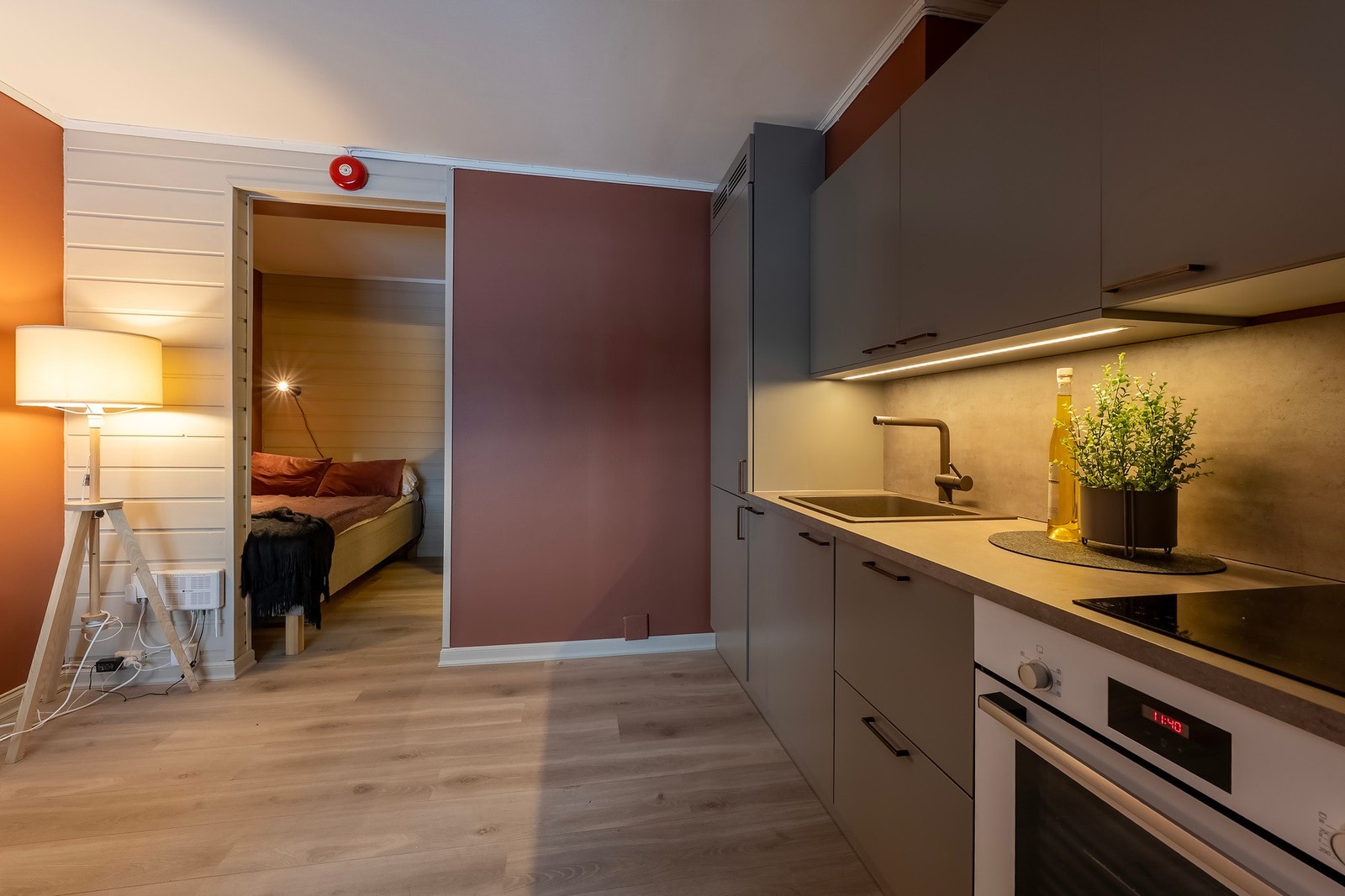 Kjøkkenet fremgår av høy standard og her finner du bl.a. integrerte hvitevarer som kjøl- og fryseskap, platetopp og stekeovn. Galleribilde