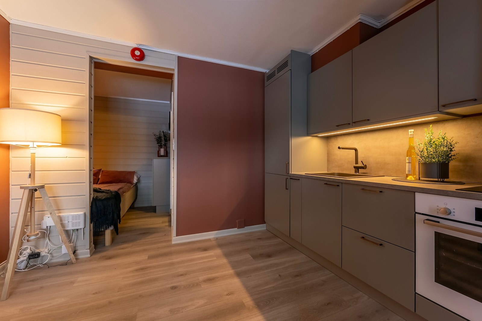 Det er godt med både skap og benkeplass på kjøkkenet. Galleribilde