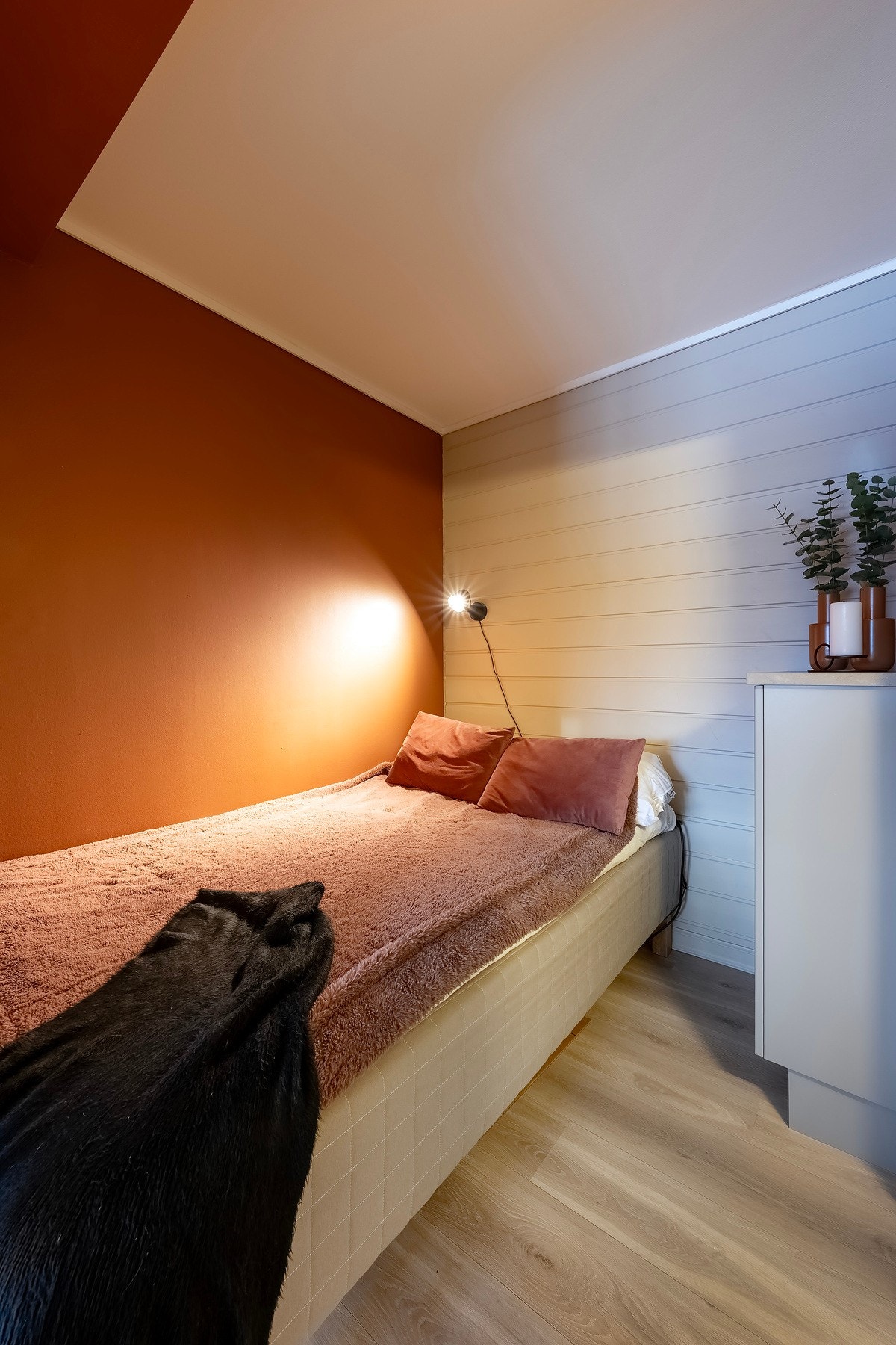 Her har man god plass til dobbeltseng som illustrert og ønsket møblement. Galleribilde