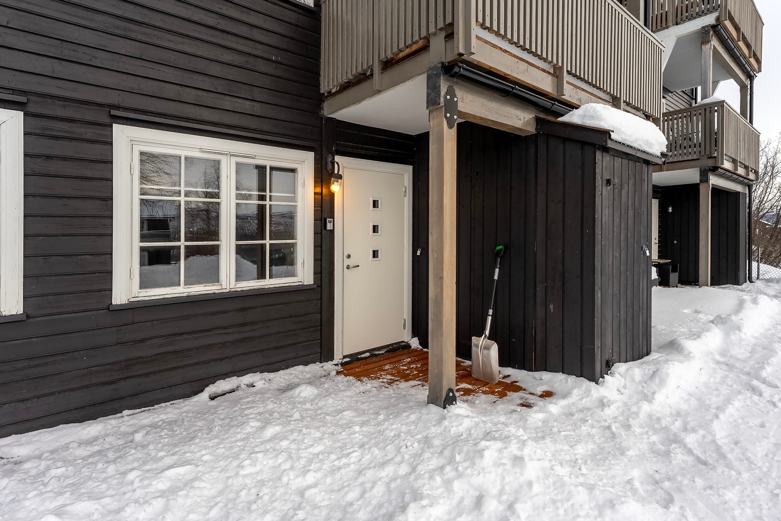 Leiligheten har et hyggelig inngangsparti. Ved inngangspartiet har du en egen skibod. Galleribilde