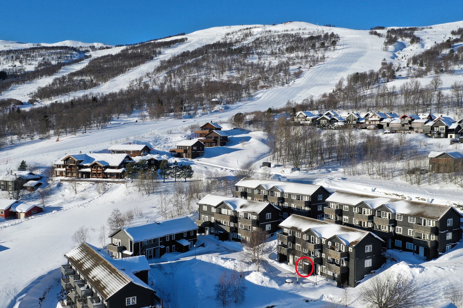 Fra eiendommen er det ca. 4 km inn til Oppdal sentrum, hvor du finner de aller fleste servicefasiliteter. Galleribilde