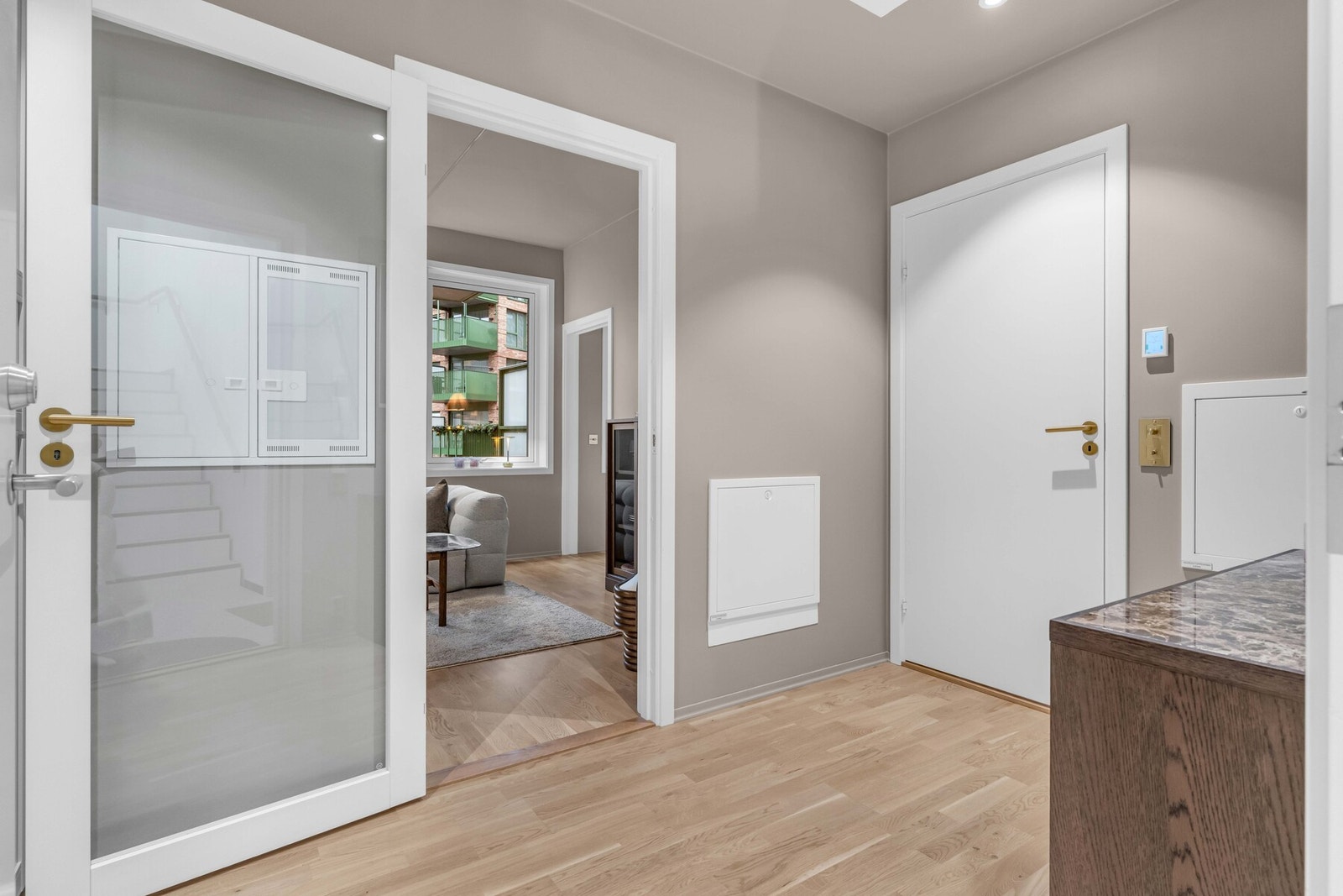 Gjennomgående i leiligheten finner man elegante messingdetaljer, hvor blant annet alle håndtak er utført i messing og bidrar til et helhetlig og eksklusivt uttrykk. Galleribilde