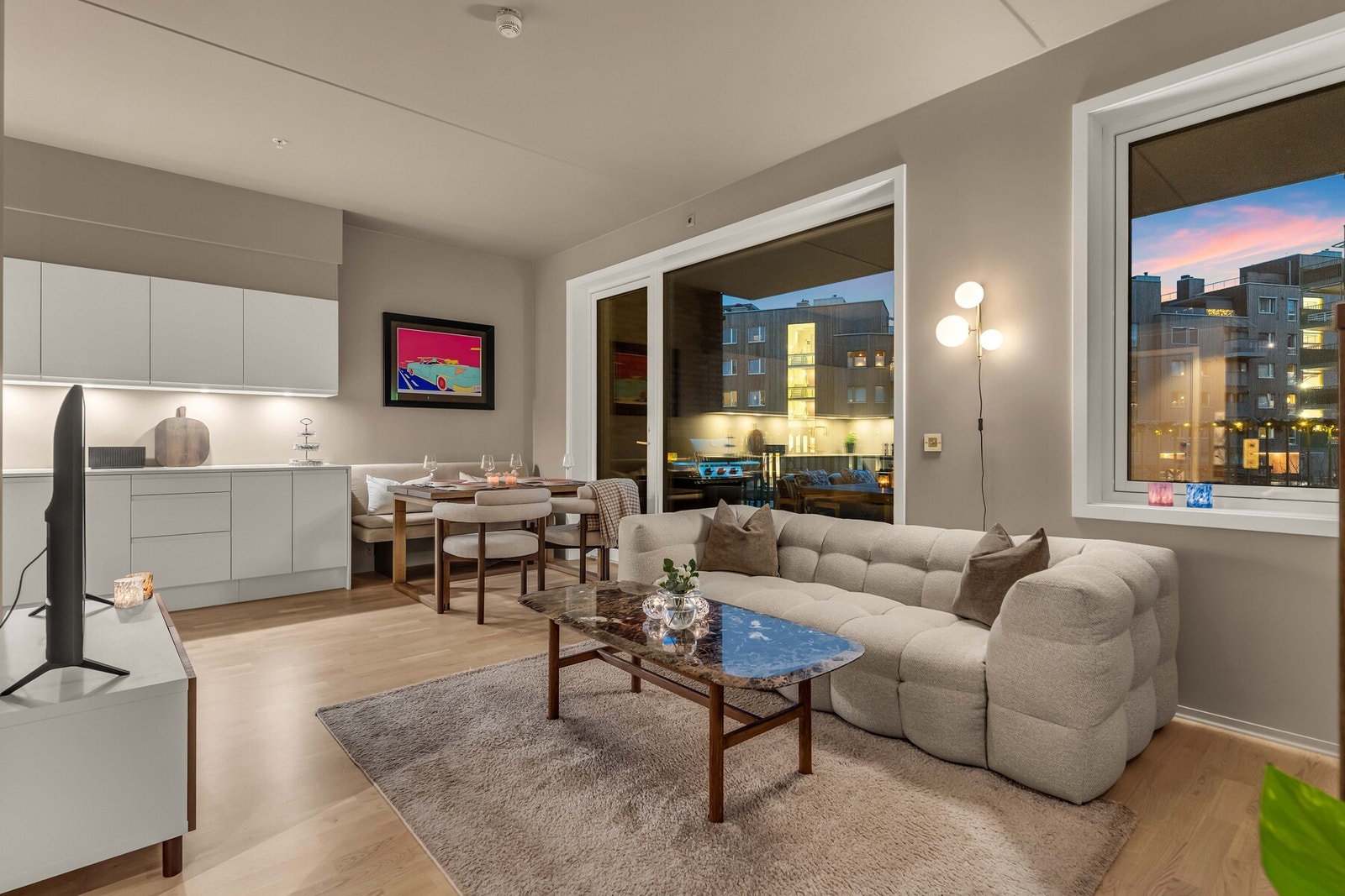 Triaden kjøpesenter ligger like i nærheten og har nylig blitt utvidet med flere butikker og restauranter. Bymiljøet forsterkes av en planlagt bygate med kaféer, apotek, bakeri og flere urbane fasiliteter. Galleribilde