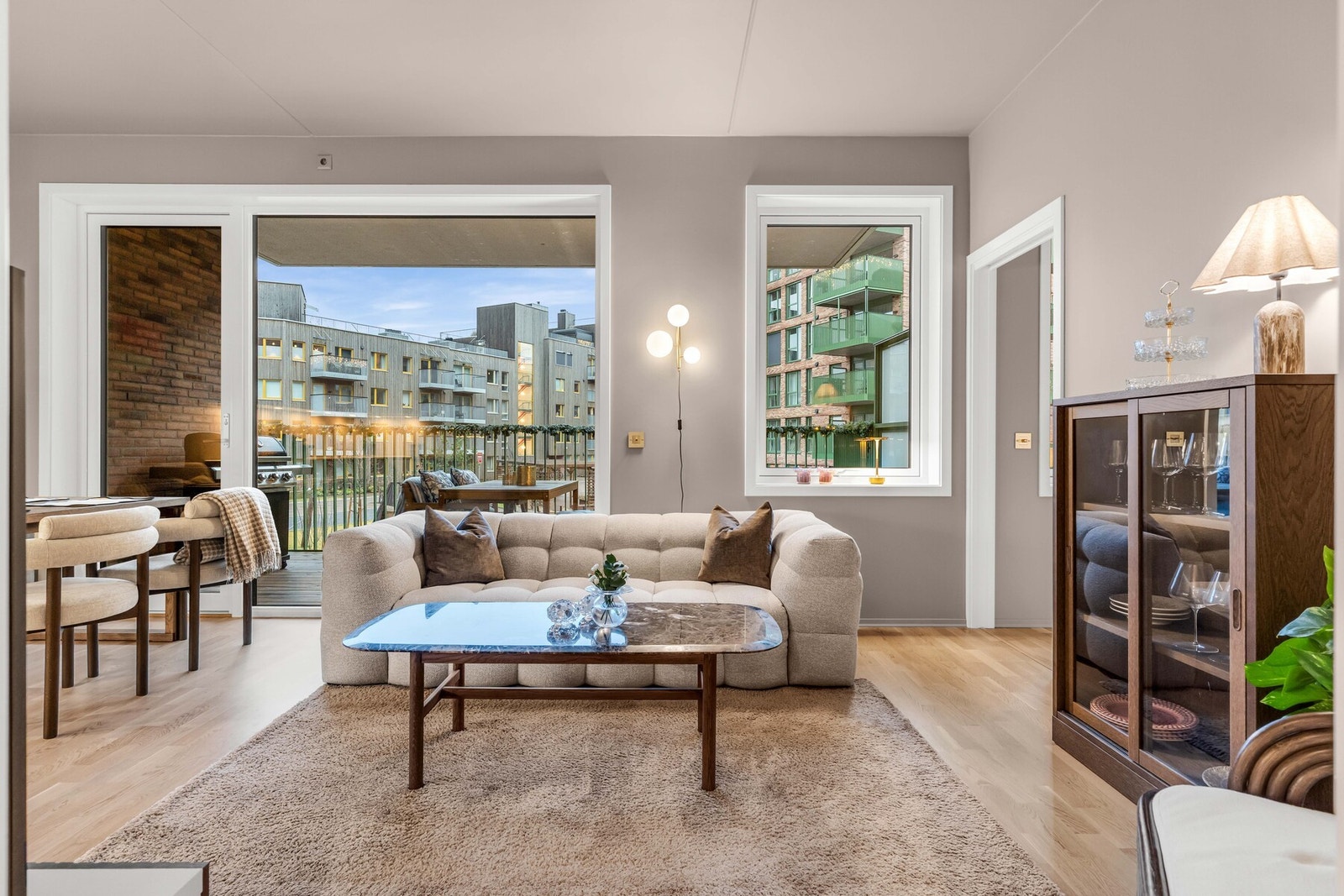 Dette er en leilighet som passer perfekt for førstegangskjøpere, par eller single som ønsker en moderne bolig med høy kvalitet, gjennomført design og sentral beliggenhet! Galleribilde