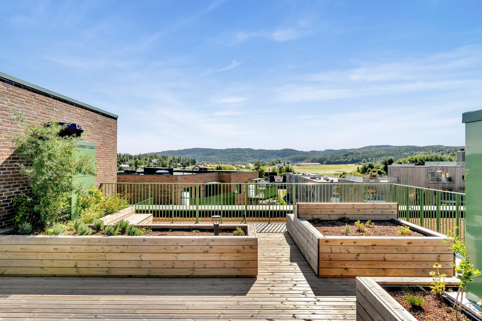 I tillegg til egen balkong har borettslaget en flott takterrasse med sol hele dagen og fantastisk utsikt over nærområdet! Galleribilde