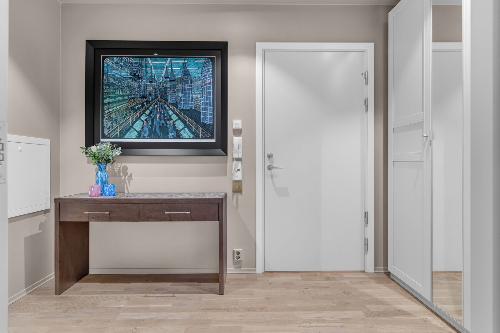 Entréen gir et elegant og ryddig førsteinntrykk av boligen, her møtes man av lyse flater, gjennomtenkte detaljer og gode oppbevaringsløsninger! Galleribilde