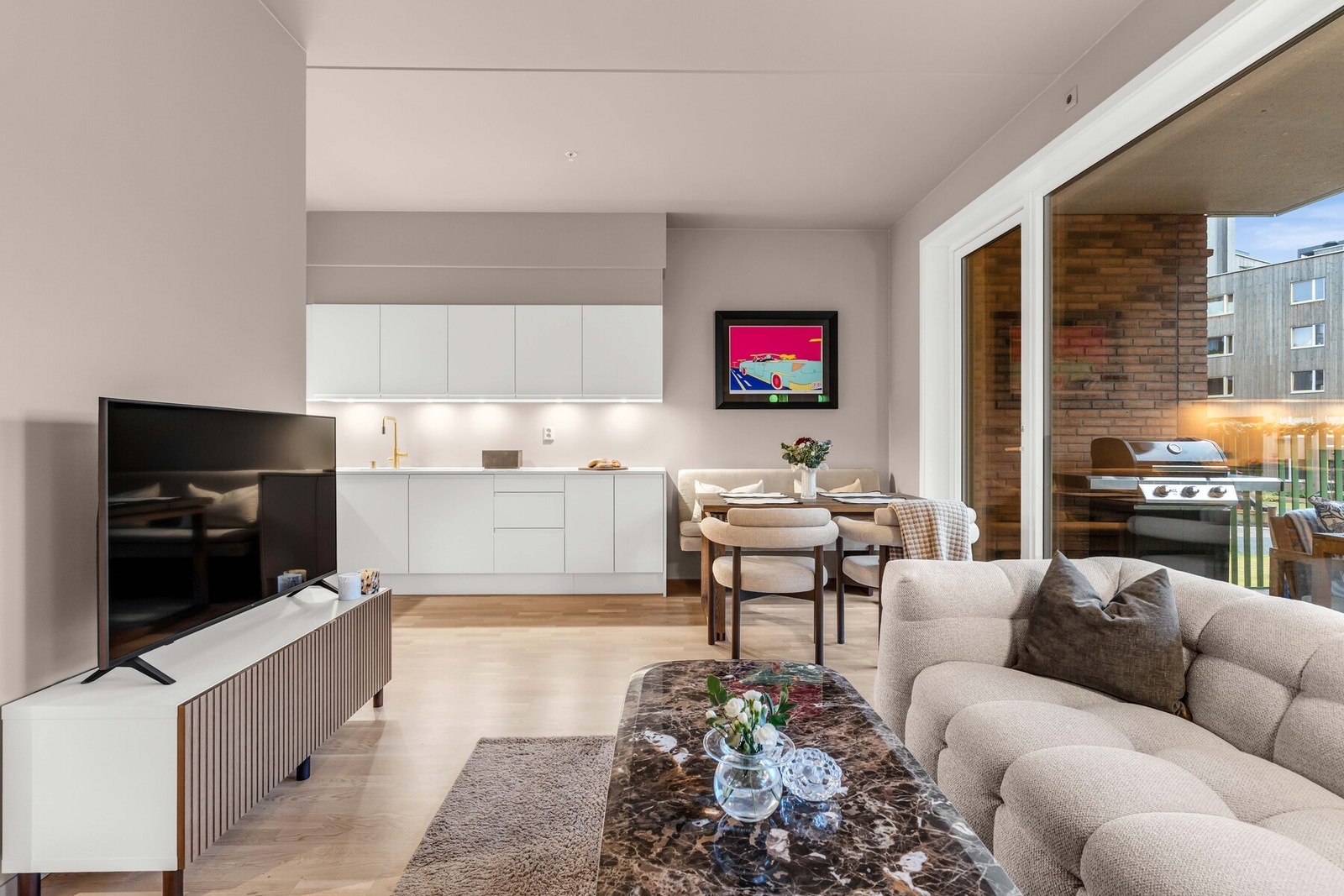 Materialvalg og fargetoner er nøye avstemt og gir stuen et eksklusivt, men samtidig lunt uttrykk. Galleribilde