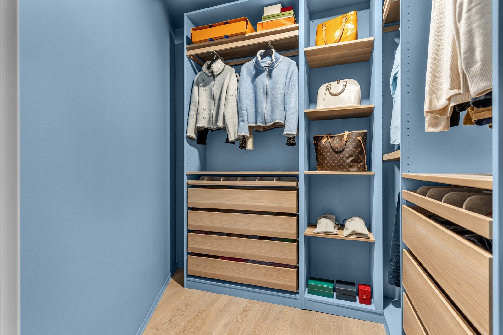 Innenfor soverommet finner du en bod som i dag benyttes som walk-in closet. Her er det praktiske hyller og hengeløsninger som gir god oversikt og rikelig med oppbevaringsplass. Galleribilde