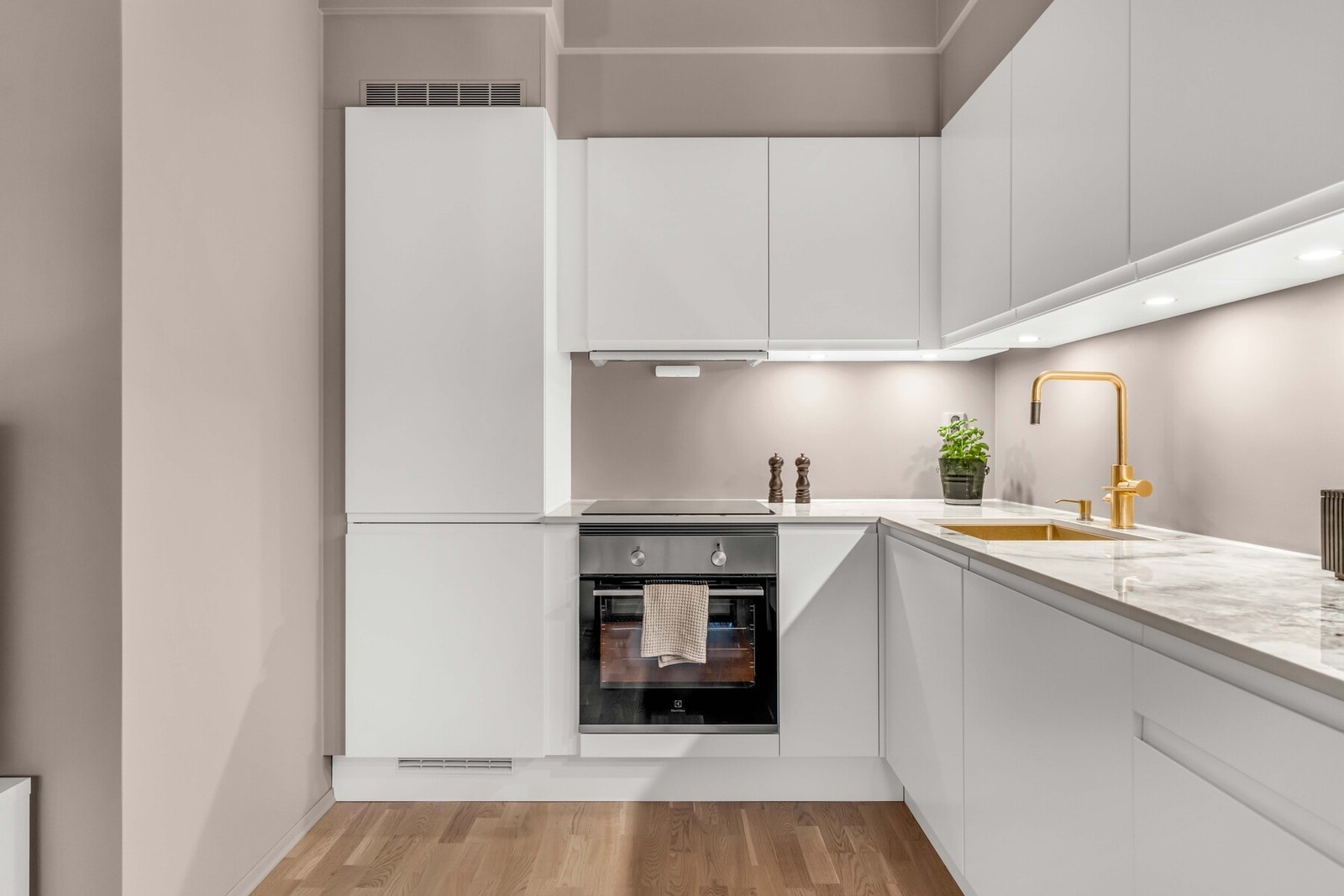 Dette er et kjøkken som inviterer til både hverdagsmiddager og hyggelige måltider med gjester. Galleribilde