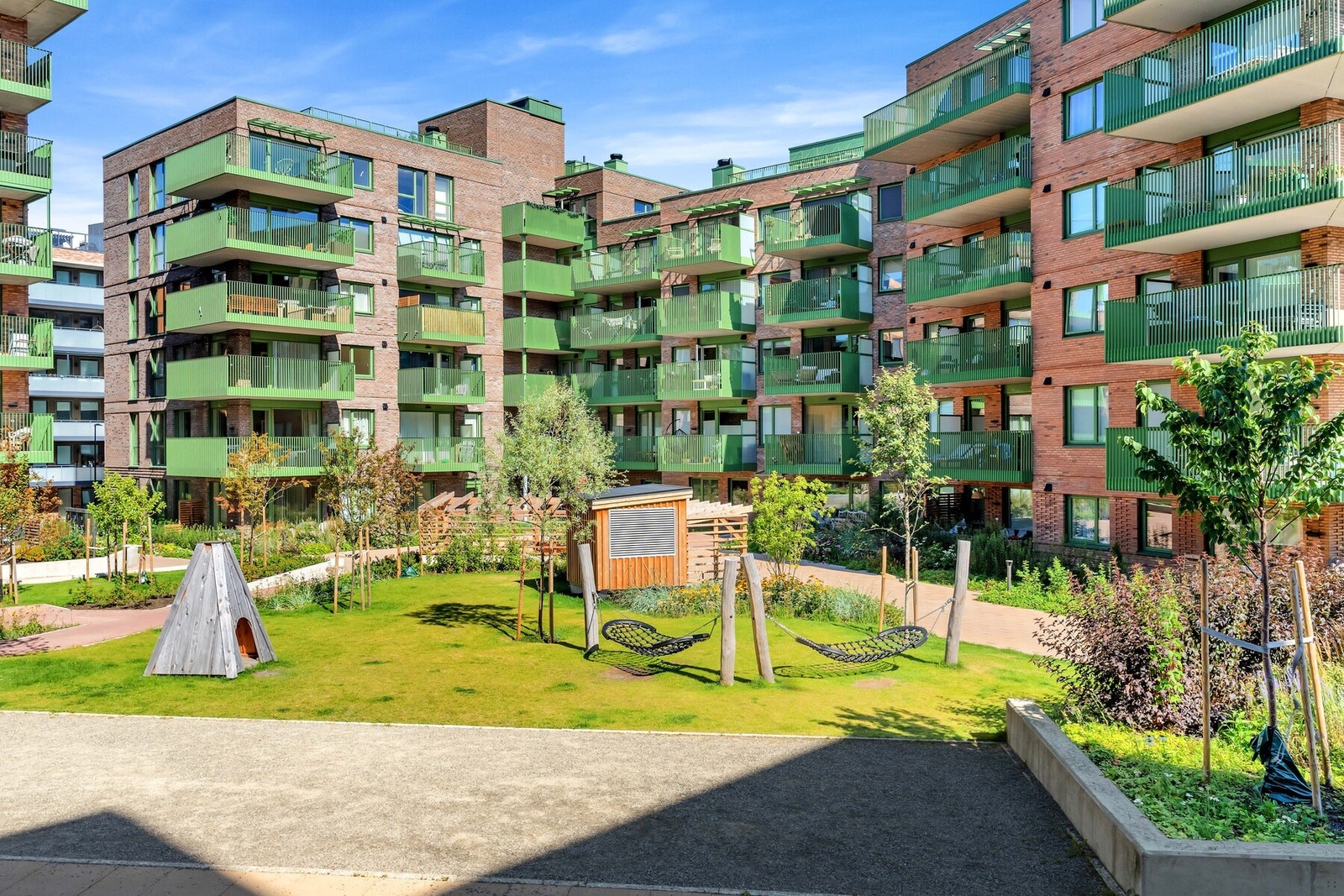 Løkentunet 13 har en meget sentral og attraktiv beliggenhet i et urbant og grønt bysentrum, med alt man trenger i umiddelbar nærhet. Galleribilde