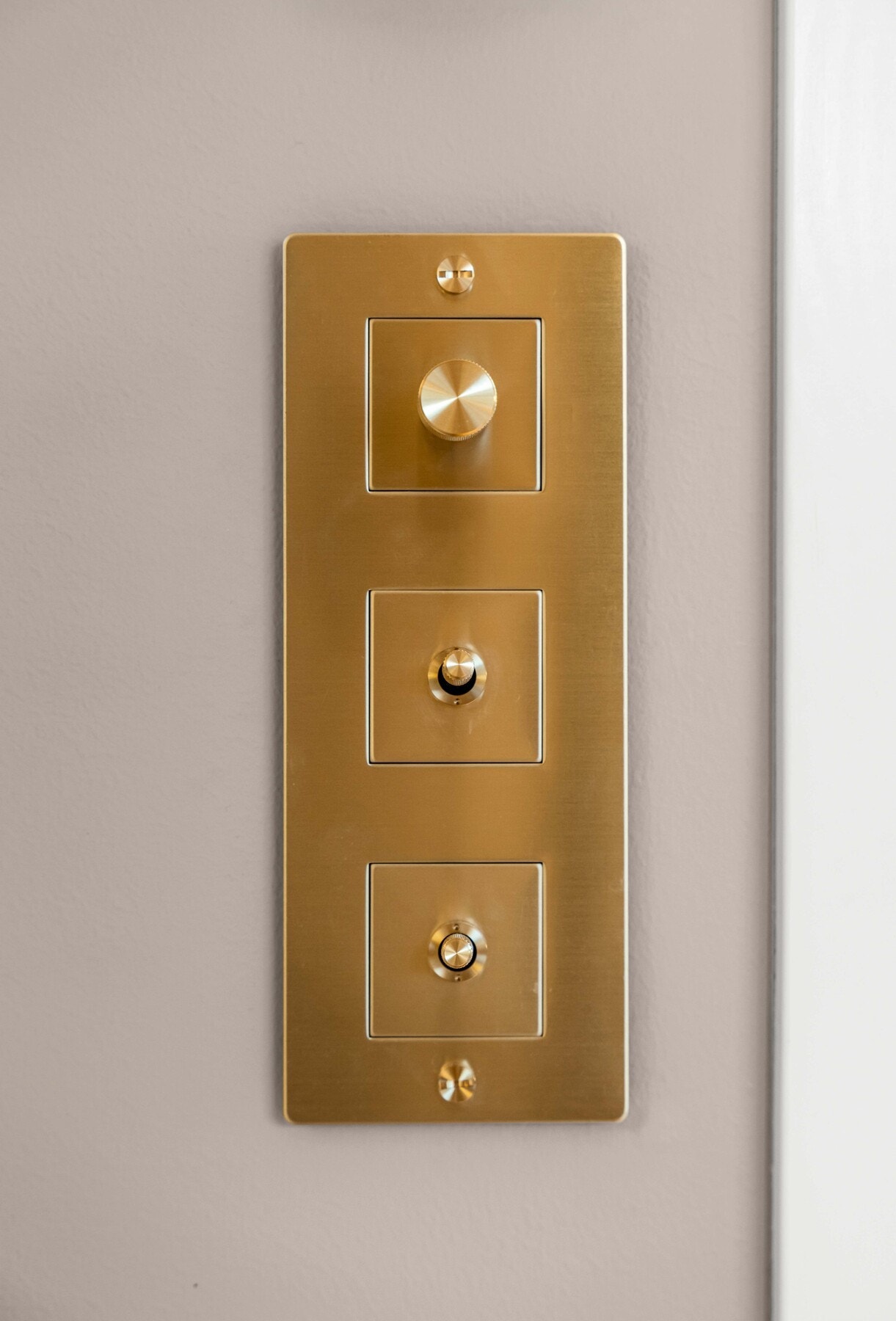 Alle lysbrytere og dimmere ble byttet i 2025 til modeller i messingutførelse fra det eksklusive merket Buster & Punch. Galleribilde