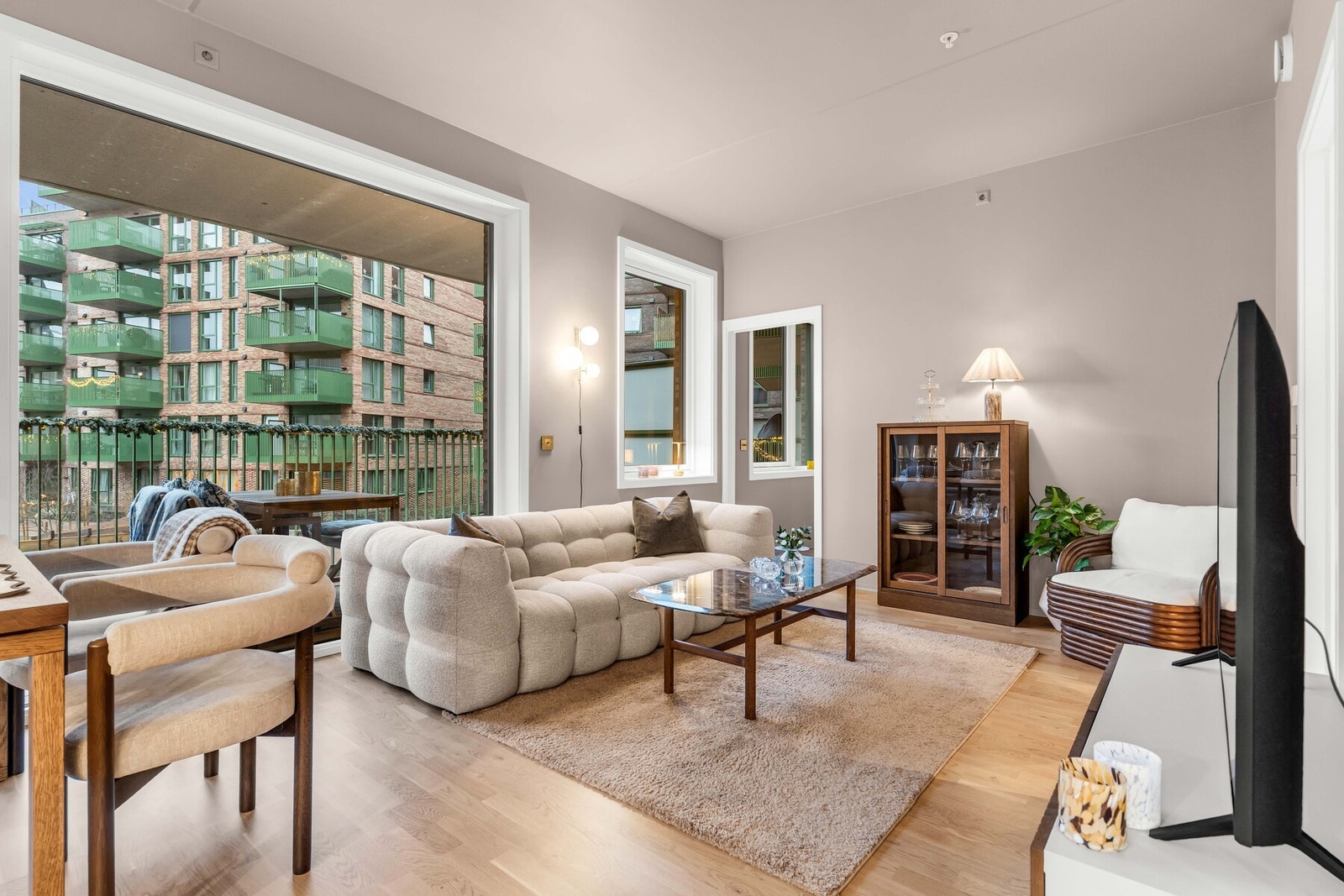 Store vindusflater gir rikelig med naturlig lys på dagtid og rammer inn utsikten mot de rolige og velstelte omgivelsene utenfor. Galleribilde