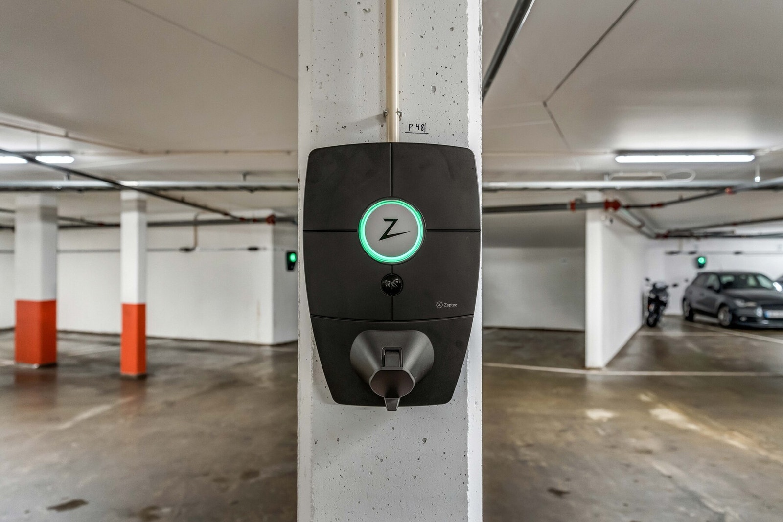 Zaptec/Charge365 er monert på plassen, bruker av ladestasjon legger inn bankkort og blir trukket månedlig for sitt forbruk. Galleribilde