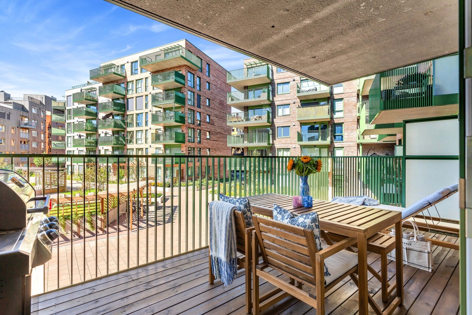 Balkongen har god plass til både spisegruppe, loungemøbler og solsenger, og gir rikelig med muligheter for å skape ulike soner for avslapning og sosialt samvær. Galleribilde