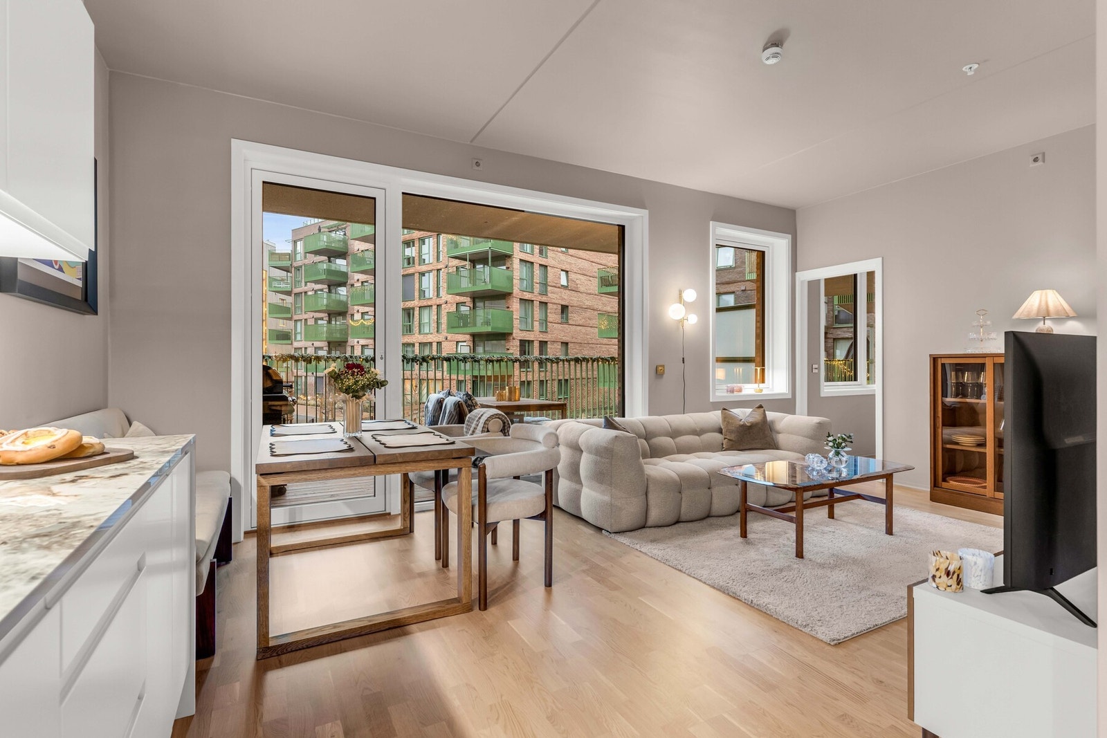 Gulvene er belagt med et delikat parkettgulv med naturlig spill i treverket. Stuen har en takhøyde på 2,82m. Galleribilde