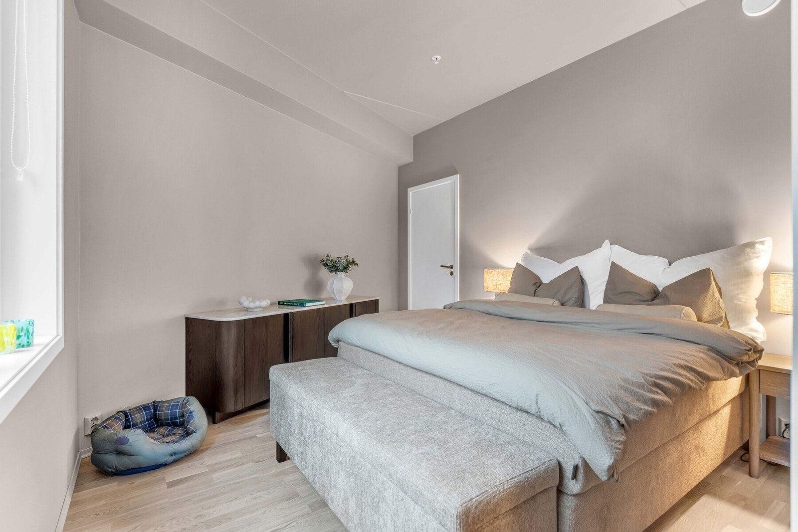 Soverommet er romslig og innbydende, med god plass til dobbeltseng, nattbord og øvrig møblement. Galleribilde