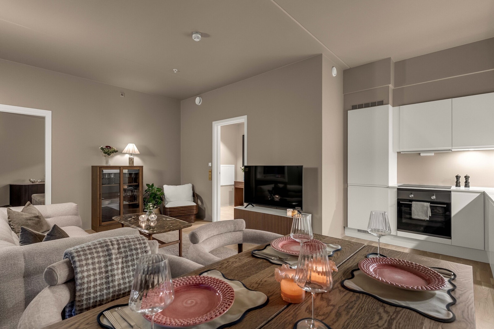 Løkentunet 13 har en meget sentral og attraktiv beliggenhet i et urbant og grønt bysentrum, med alt man trenger i umiddelbar nærhet. Galleribilde