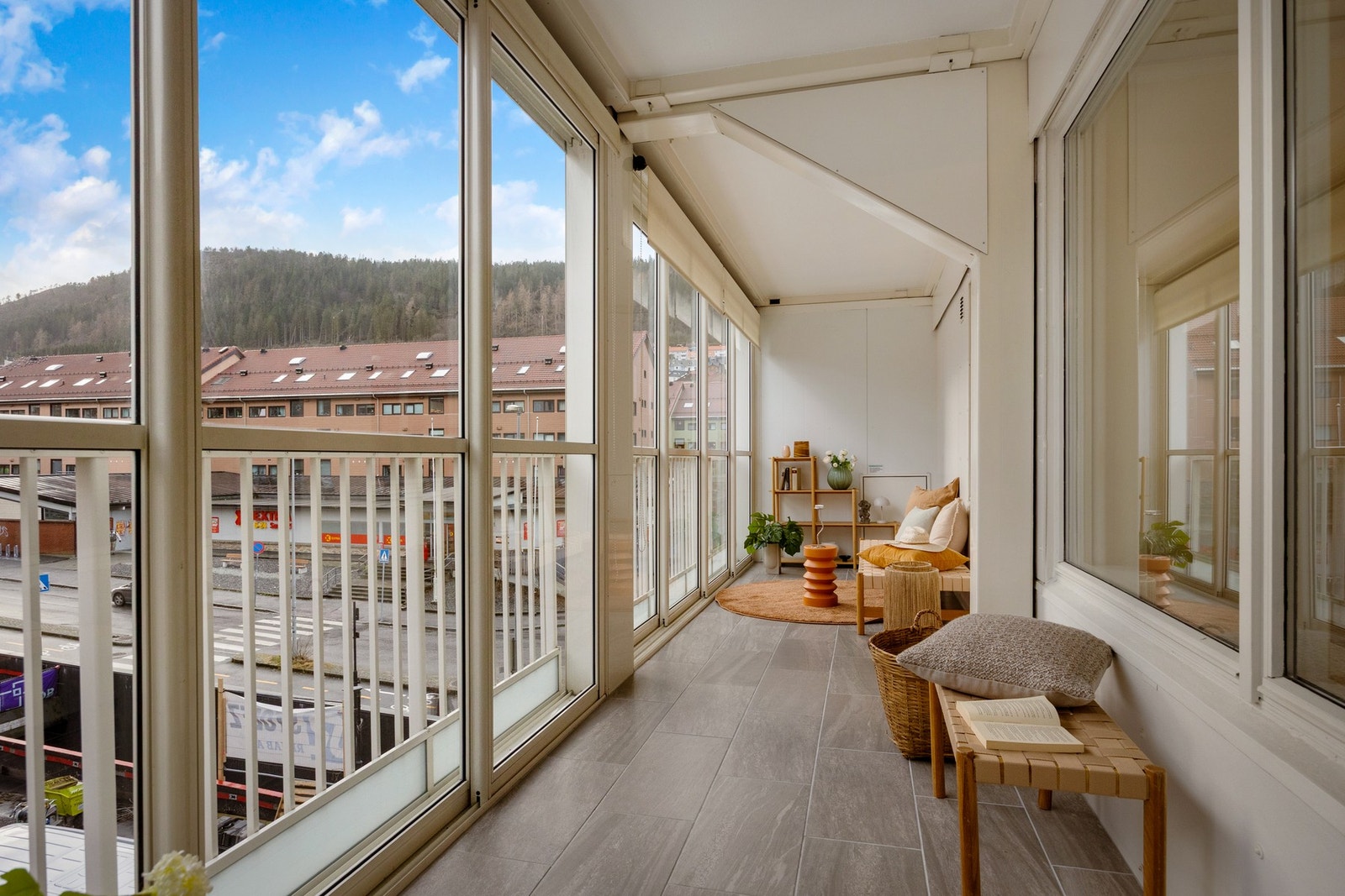 Balkongen er av god størrelse og fungerer som en forlengelse av stuen på de varmeste sommerdagene. Balkongen ligger vendt ut mot lite trafikkert gate Galleribilde