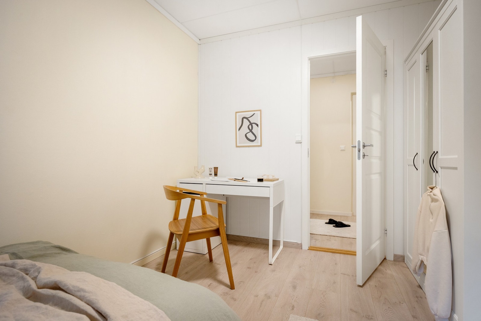 Soverommene har vegger i pene fargetoner og helt nye gulv Galleribilde