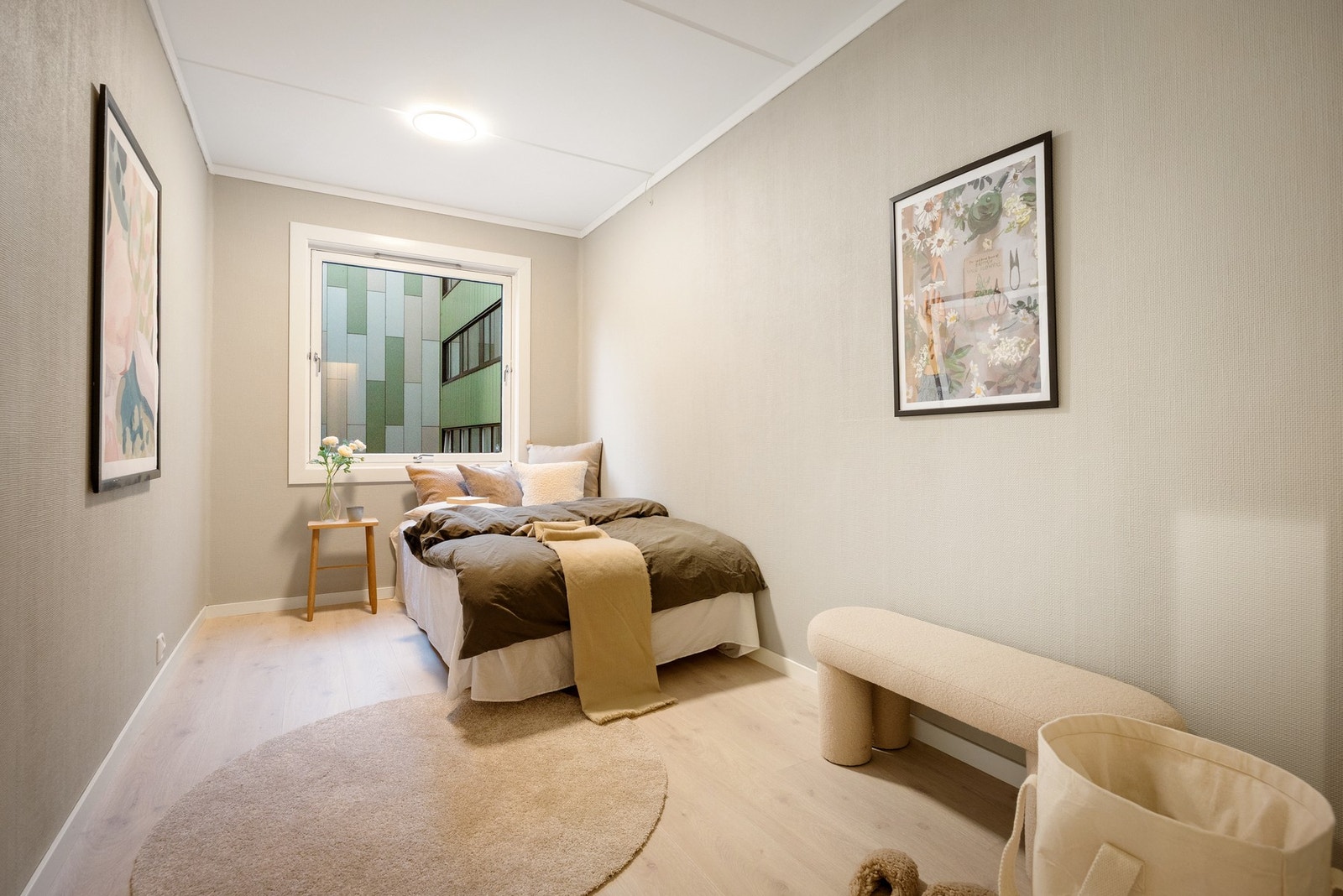 Alle soverommene har adkomst fra gang og ligger separat plassert fra stuen Galleribilde