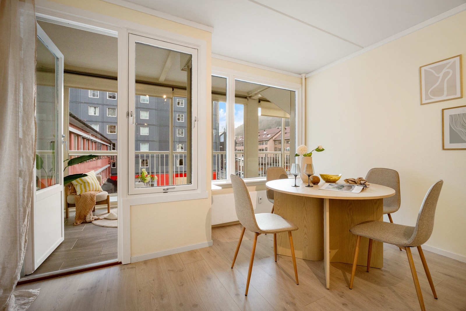 De store vindusflatene bidrar til godt lysinnslipp og skaper en behagelig atmosfære i boligen Galleribilde