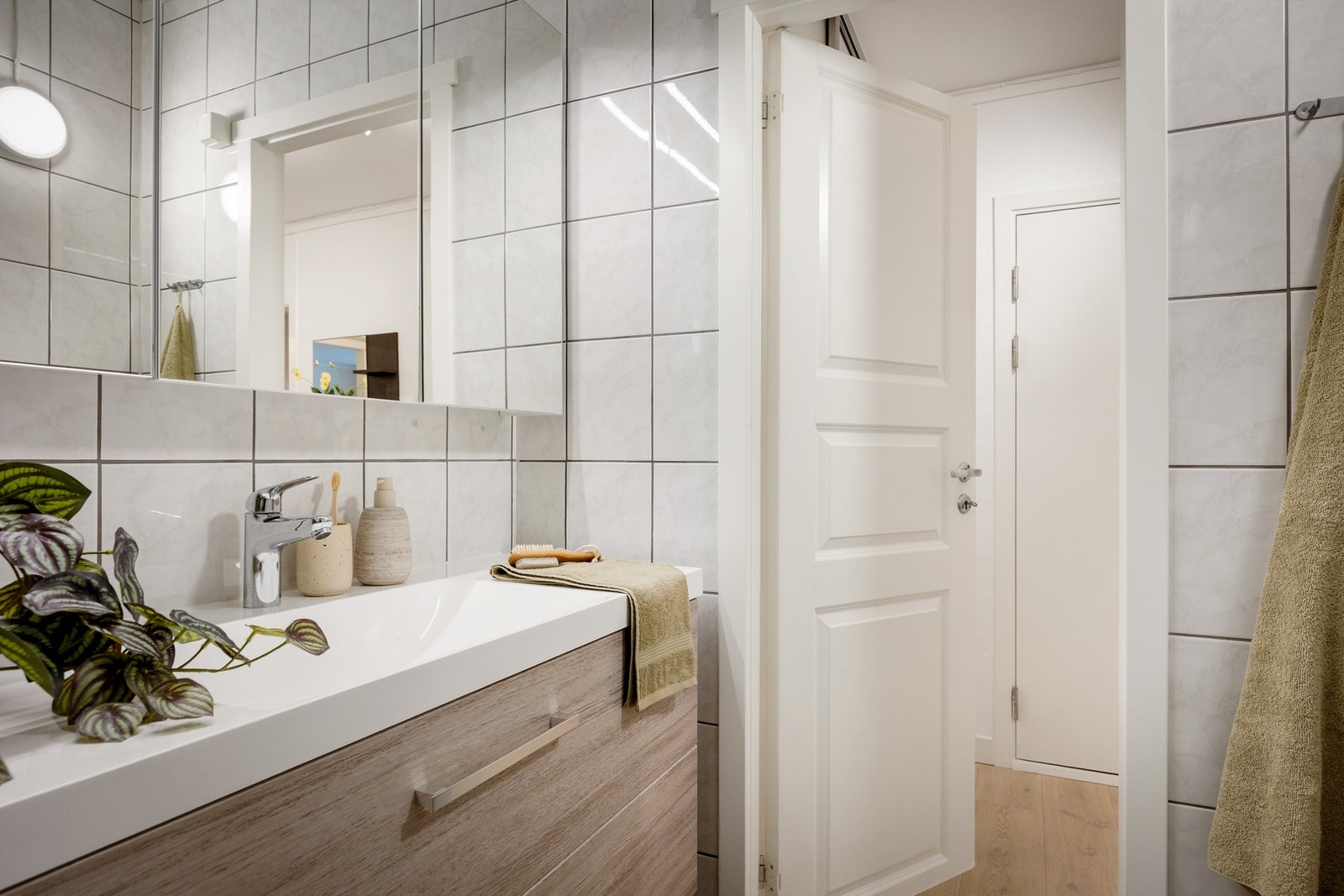 Badet inneholder servantmøblement med speil/belysning, toalett og dusjkabinett Galleribilde