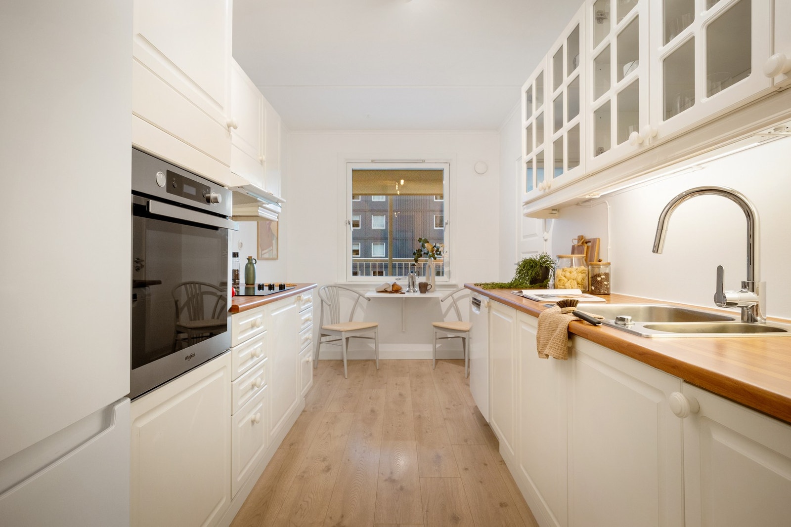 Kjøkkeninnredning med profilerte, tidløse fronter og laminert benkeplate Galleribilde