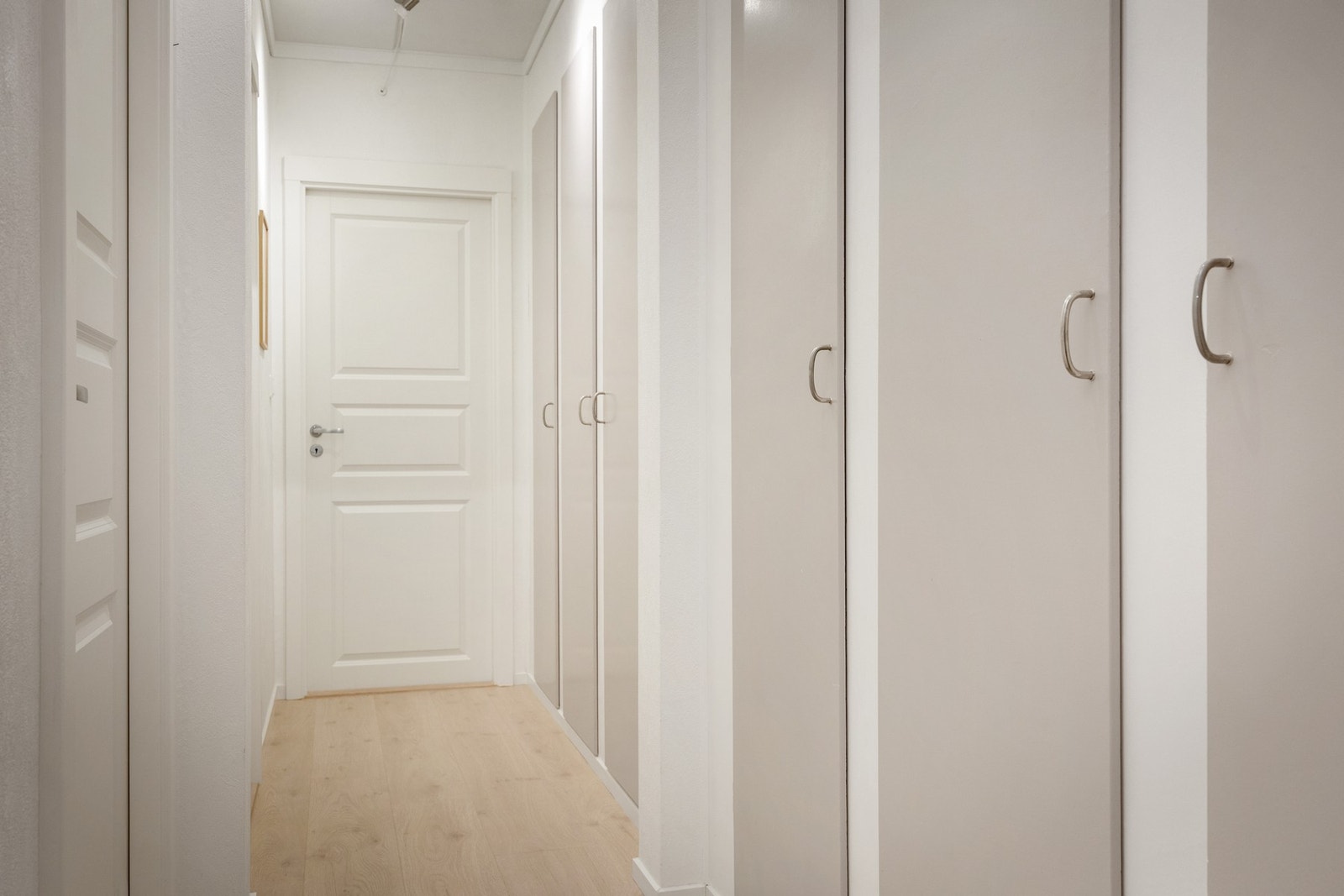 Godt med ekstra oppbevaringsplass i plassbygget garderober ved soverommene Galleribilde