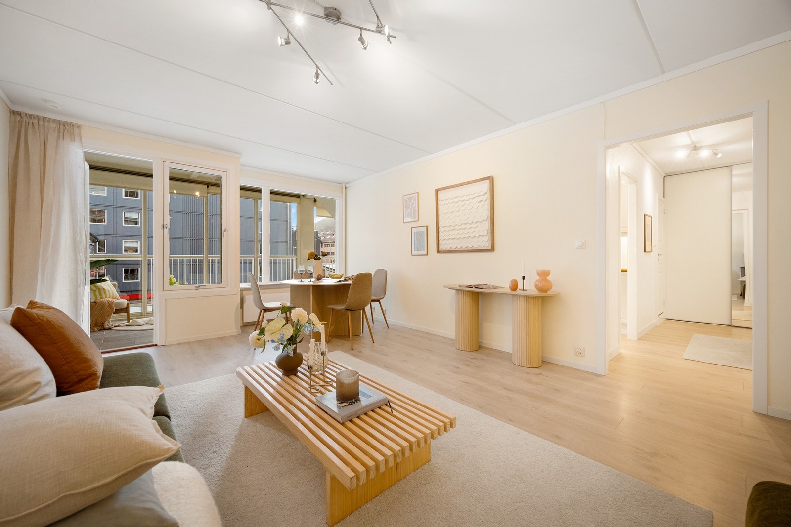 En gjennomgående lys og pen leilighet med god planløsning og hele 4 soverom Galleribilde