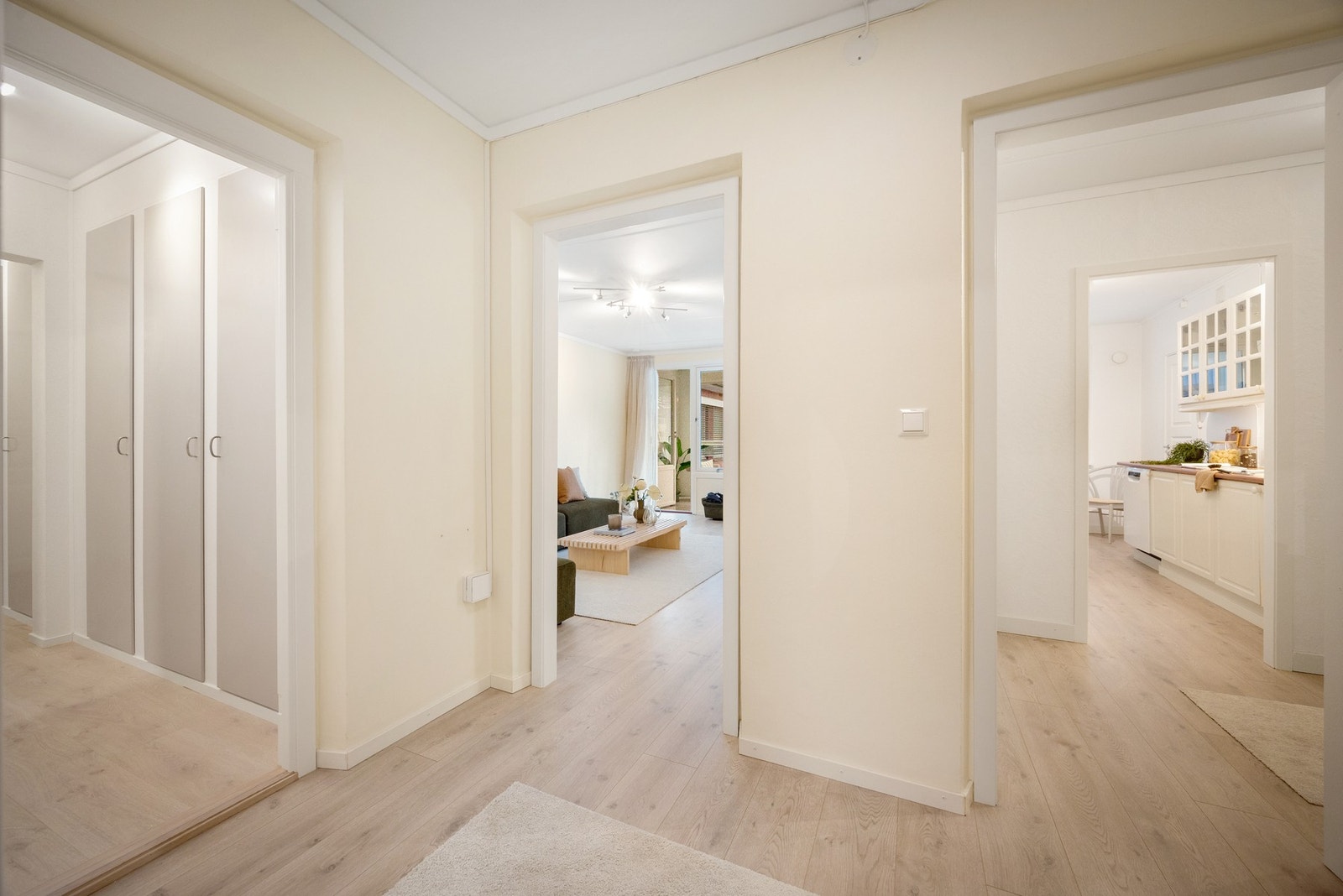 Laminatgulv og lyst, malte overflater Galleribilde