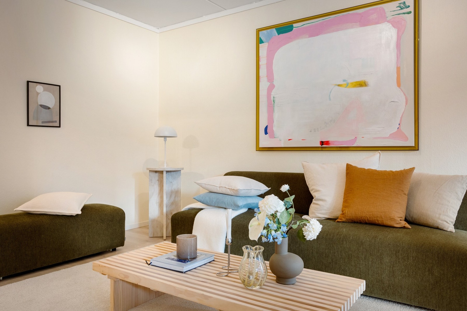 Her er det malt strie på vegger mot pen laminat på gulv Galleribilde