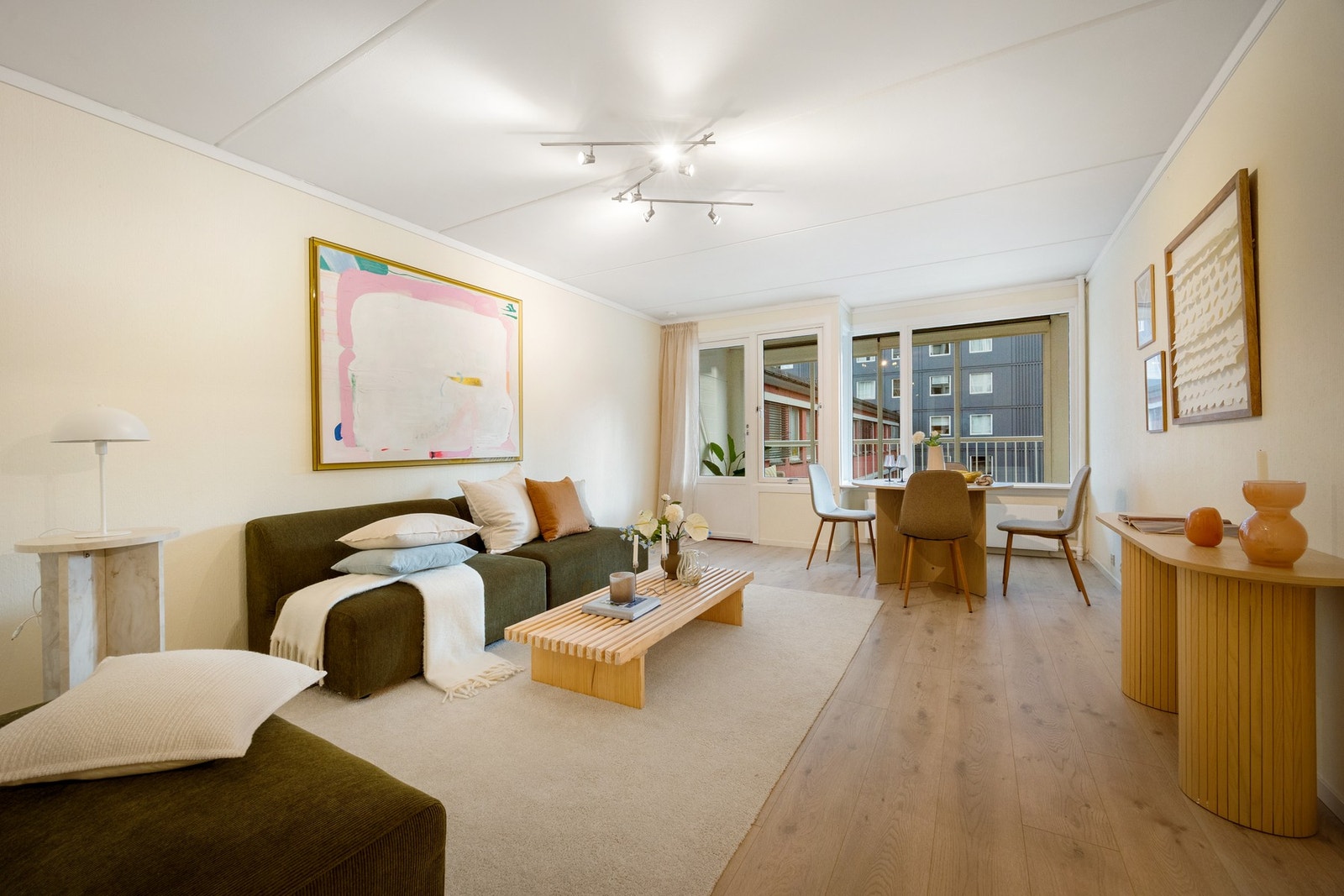 Boligens samlingspunkt, stuen, kan enkelt innredes inn i ulike soner Galleribilde