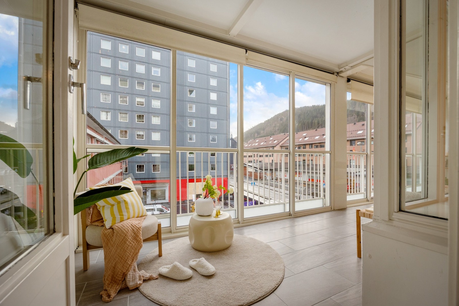 Sør-østvendt innglassert balkong på hele 15,3 m² med utgang fra stue Galleribilde