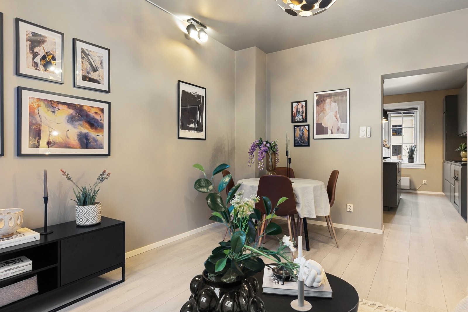 Lys og innbydende stue med god takhøyde og et gjennomgående, stilrent uttrykk. Galleribilde