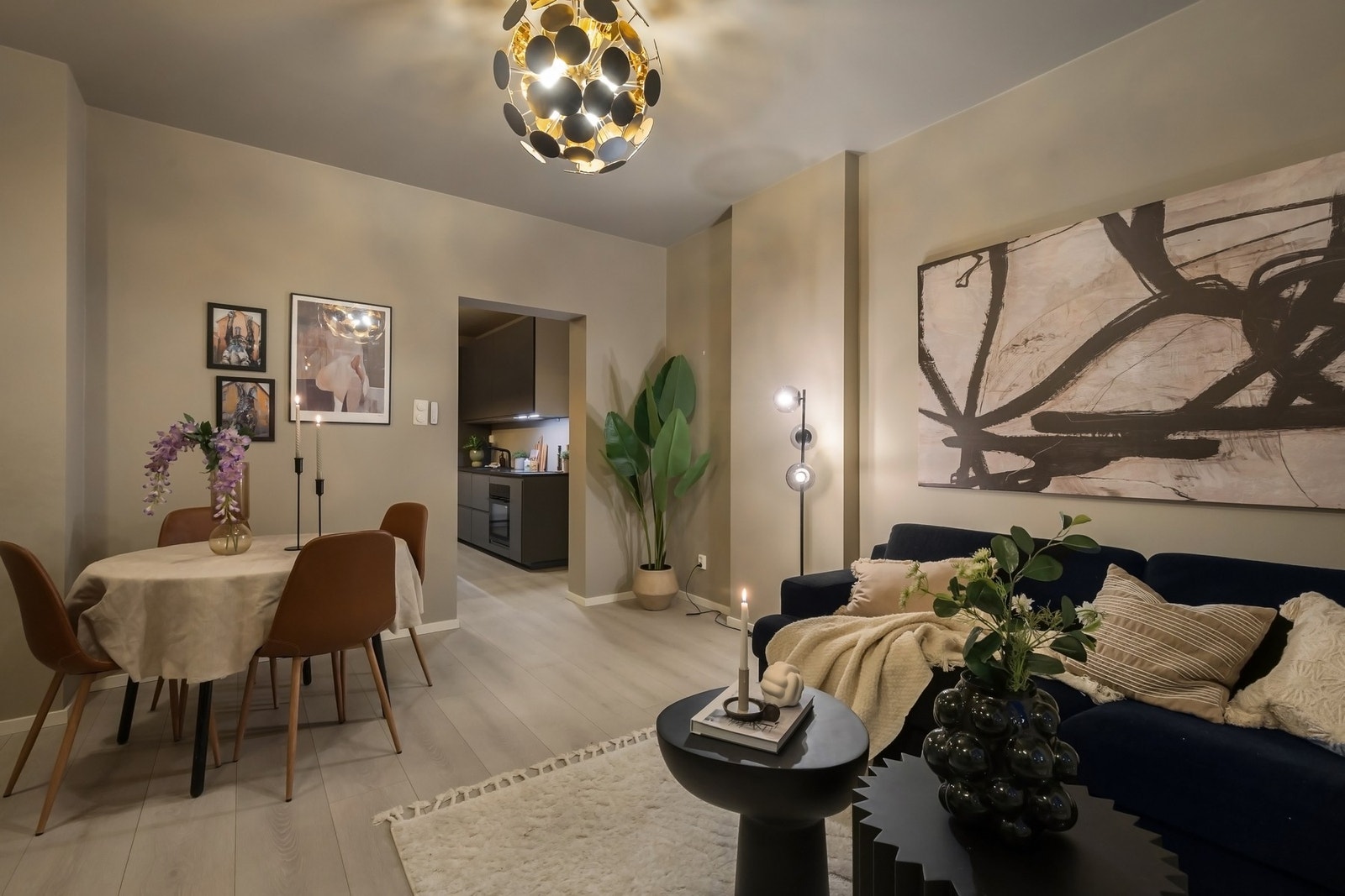 Stuen har en åpen og luftig utforming med gode møbleringsmuligheter for både sofa- og spisegruppe. Galleribilde