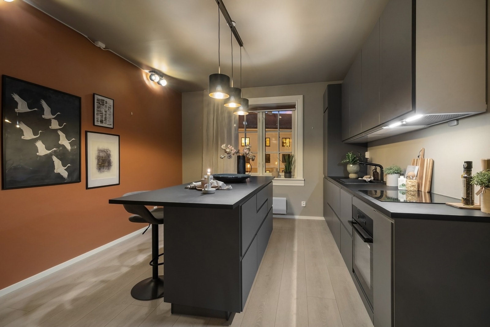 Stilrent og moderne kjøkken fra 2021 med slette fronter og god tilknytning mot stuen. Galleribilde